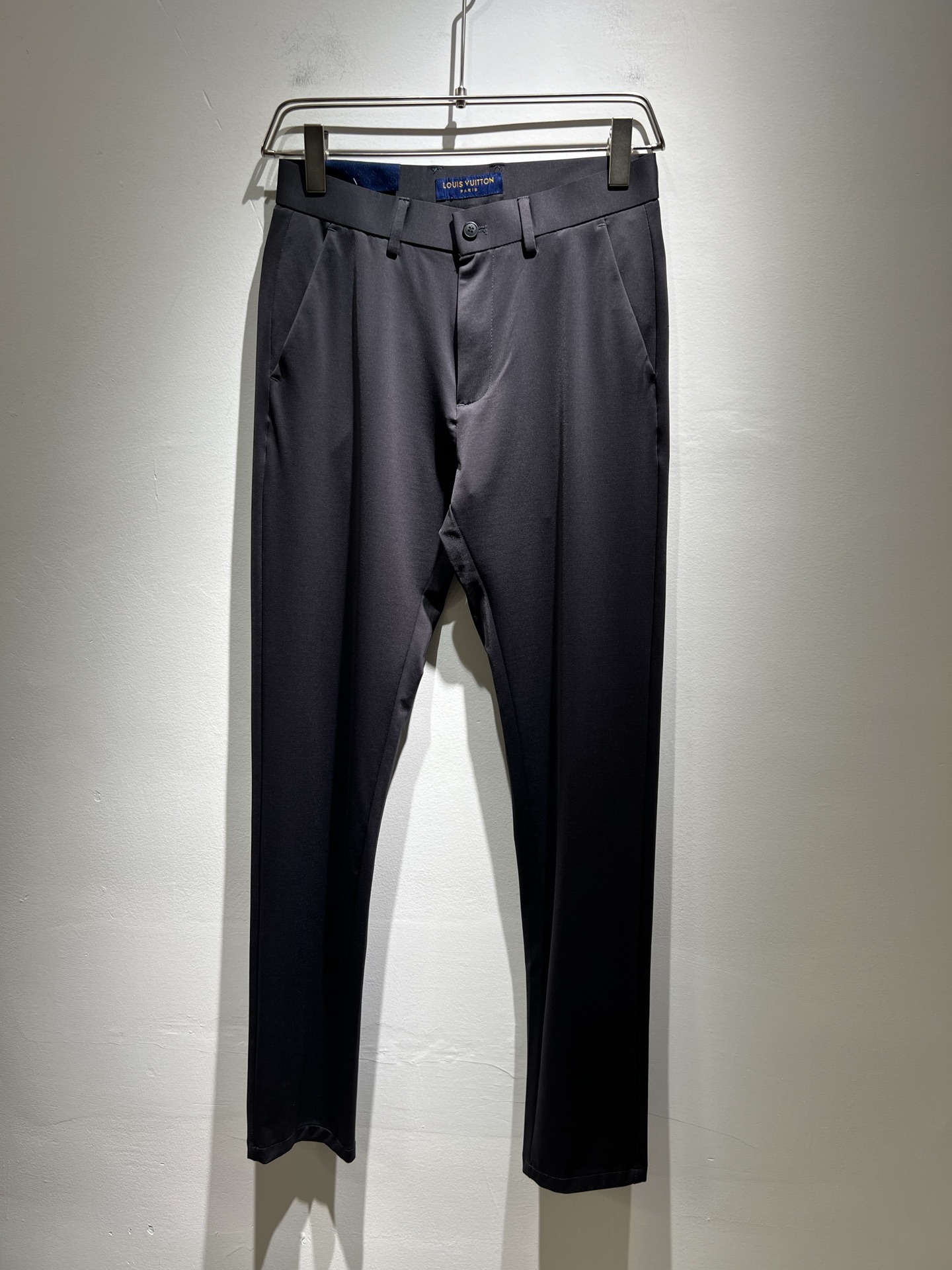 NO:139833,LouisVuitt*Louis*Deng 2025 spring and summer new men's casual trousers, classic and fashionable versatile business casual trousers for men! The first choice for urban elite business casual, trading company channels are rare, and the leading official website is on sale! The LV logo casual trousers with its own labeled LV logo, an indispensable versatile product in the closet, convenient and comfortable to wear, and very easy to match with fashionable styles! This casual trousers are carefully selected and made of high-quality blended spandex material! It has excellent comfort and breathability, with a good sense of verticality, is not easy to wrinkle and deform, and is comfortable to wear and feels skin-friendly and comfortable. The texture of the fabric is so high-end, you will know immediately when you get the actual product. It can definitely be called an excellent product for unlimited repurchase! They are all the most recognizable classic elements of Louis Home, and all auxiliary materials come with their own brand logo design! So show the perfect quality pants in the subtleties! The meticulous and smooth line inside the trousers are more exquisite in details, which show excellent craftsmanship, which is enough for quality controls to take away! The basic regular straight-fitting cut has no restrictions on body shape, and the invincible versatile color combination easily challenges any top, perfectly combining business and casual style outfit! Size 30-4037 39,,louis vuitton,louis vuitton,louis vuitton,alexander wang19860909LouisVuitt*路易*登 2025春夏新款男士休闲西裤,男士经典时尚百搭商务休闲西裤! 都市精英商务休闲首选,贸易公司渠道稀出,领先官网发售!自带标签化的LV标识logo休闲西裤,衣橱里不可或缺的百搭臻品,穿着便捷舒适又非常极易搭配时尚造型！此款休闲西裤用心甄选客供优质混纺氨纶材质制成！舒适性与透气性兼优,有着很好的垂直感,不易起皱变形,着穿触感亲肤舒适,面料的质感有多高级,实物到手你立刻便知,绝对可以称为无限回购的绝佳臻品！都是路易家最具辦识度的经典元素,所有辅料自带品牌logo设计！所以细微之处尽情展现完美品质裤子！裤身内里缜密平顺的走线,细节方面更为考究,极好的彰显了出色工艺,足以让品控们闭眼收走!基础常规的直筒版型裁剪,对于体型没有限制可言,无敌的百搭配色,轻松挑战任何上装,完美兼具商务与休闲风格穿搭!尺码30-4037 39,,louis vuitton,louis vuitton,louis vuitton,alexander wang,Men's clothing