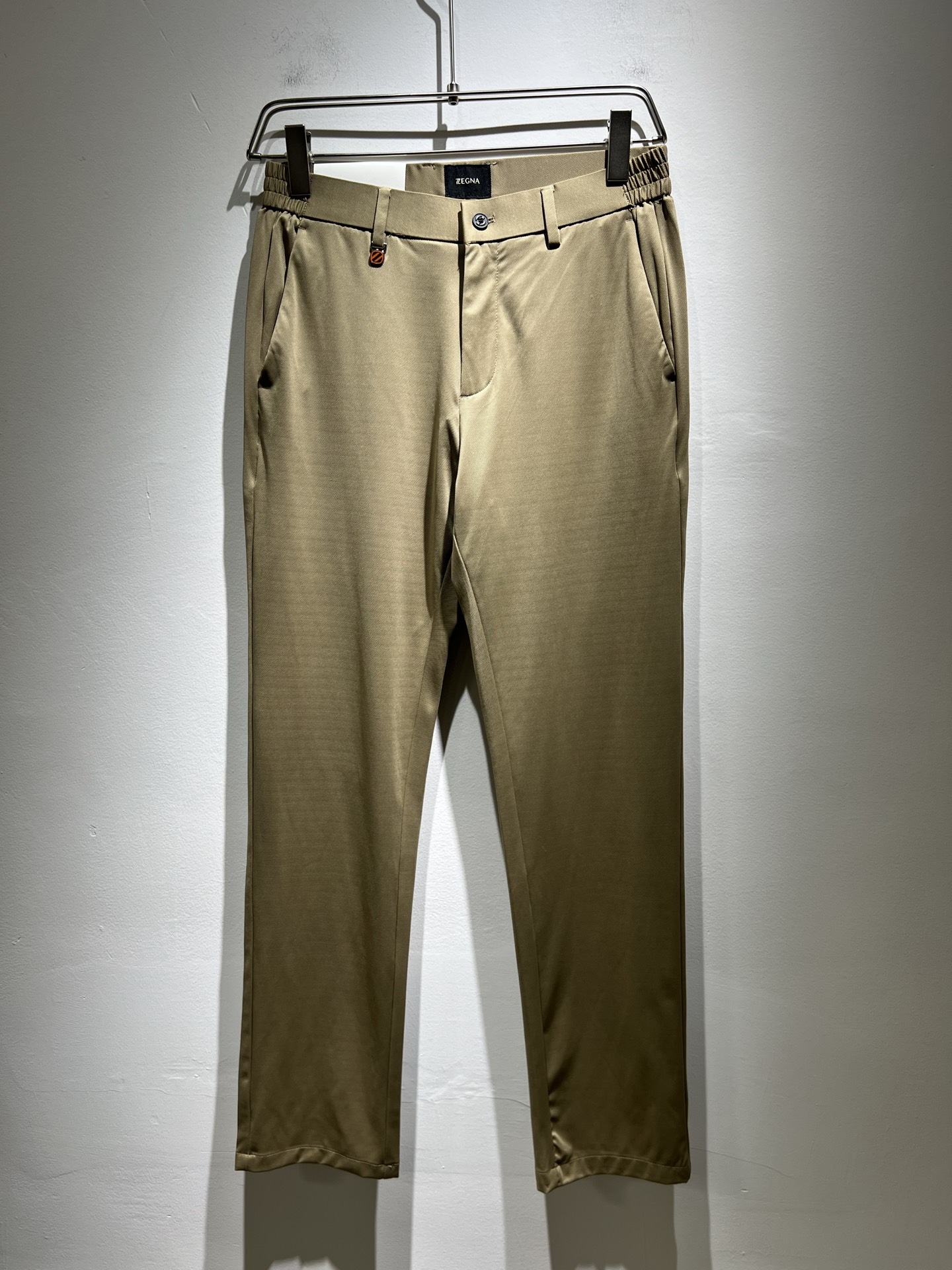 NO:139883,Ermenegildo Zeg*aJia 2025 spring and summer new men's casual trousers, the finale of the channel goods have appeared!  !  Sold simultaneously at the counter!  It is no exaggeration to say that this trouser is made from the original OEM channel, not a bragging original OEM, but is a product from the domestic ready-to-wear OEM factory officially authorized by Jenia!  Therefore, the ratio of quantity and size is extremely short, so you can earn it if you grab it!  The best pants in spring and summer are officially unveiled!  !  !  !  !  !  Zegna's things have always been one of the only essential outfits for successful business people!  Not everyone can easily surpass the brand's high-end style and its own strong aura. No matter which season the style is, it is a standard temperament!  However, the fabric style is between business and casual and daily wear, and customizes original hardware logo accessories!  Only Jenya, who can design a pair of trousers so well-suited to the public, is the only one who focuses on men's clothing, business and casualness!  Whether you wear this style in a casual occasion or in a business occasion, you must wear it well and be able to wear it to your own taste!  Pants that give yourself unlimited points!  Size 30-4037 39, zegna,alexander wang19860909Ermenegildo Zeg*a杰*亚 2025春夏新款男士休闲西裤,压轴的渠道货出现了！！柜台同步销售！ 毫不夸张的说,此款裤装是原厂代工渠道的货,并不是吹牛的原厂代工,完全是由杰尼亚官方授权的国内成衣代工厂出来的产品！所以数量跟尺码配比都极度紧缺,抢到就是赚到！春夏最好的裤装正式揭幕！！！！！！Zegna的东西,从来都是成功商务人士的专属必备行头之一！品牌高级的格调以及自带强大的气场并不是所有人都能轻易凌驾的.无论哪季的款式都是都是气质标配！但是面料版型又介乎于商务休闲跟日常穿着之间,定制原版五金logo辅料配件！能将一款裤装设计到如此贴合大众穿着,也就只有专注于男装商务休闲的杰尼亚了！不论您是休闲场合穿搭,或者商务场合此款都能搭配的恰到好处要穿,就必须穿好的,能穿出属于自己品味的！给自己无限加分的裤子！尺码30-4037 39,,zegna,alexander wang,Men's clothing