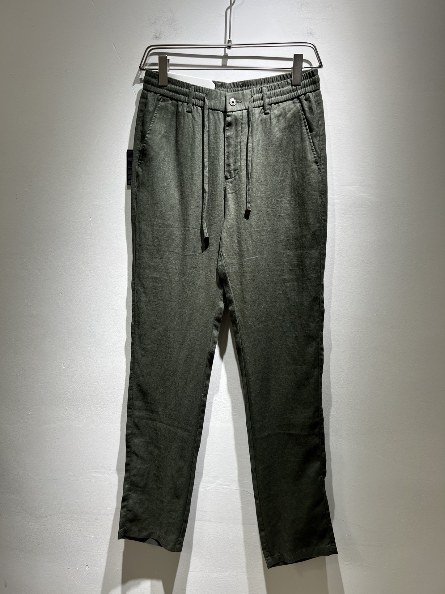 NO:139839,PRA*DA Pu*da 2025 early spring new men's casual linen casual pants, a high-end quality choice... A versatile pants that combine casual pants is also an indispensable matching tool in men's wardrobe. It is a classic style with practical wear!  The design style of the whole casual pants is simple and fashionable, which is very consistent with the low-luxury style setting, has excellent skin-friendly value, is easy to wear, and is full of detail!  Customized original logo hardware design!  Classic P home logo logo design!  This trousers are made of high-quality linen fabric. The fabric is comfortable, soft and delicate, and has a good vertical feeling. It looks very textured and has a high-end charm. The first-class and exquisite style cut, the line is delicate, smooth and neat, and the casual and casual pants look good no matter how you match it. If you like it, buy it now. Good products are not waiting for anyone!  Size M-4XL, prada, alexander wang19860909PRA*DA普*达 2025早春新款男士休闲亚麻休闲裤,高端品质之选……一款休闲裤兼备的百搭裤装,也是男士衣橱里不可缺少的搭配神器,属于实穿型的经典款式！整条休闲裤的设计风格简洁时尚,非常符合低奢的风格设定,亲肤值优越,穿着方便,细节感十足！定制原版logo五金设计！经典P家logo标识设计！此款裤装采用优质亚麻面料打造而成,面料舒服,手感柔软细腻,有着很好的垂直感,看上去非常有质感,细品高级韵味十足.一流精湛的版型裁剪,走线细致平顺工整,休闲随意怎么搭配都好看的裤装,喜欢的赶紧入手吧,好货可不等人！尺码M-4XL,,prada,alexander wang,Men's clothing