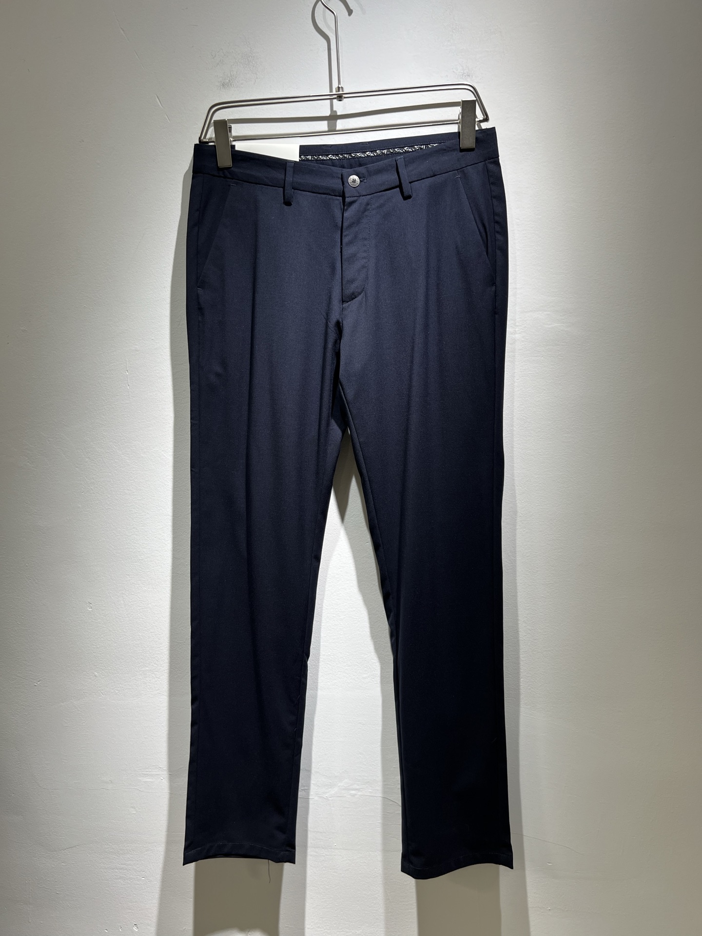 NO:139845,Ermenegildo Zeg*aJia 2025 spring and summer new men's casual trousers, the finale of the channel goods have appeared!  !  Sold simultaneously at the counter!  It is no exaggeration to say that this trouser is made from the original OEM channel, not a bragging original OEM, but is a product from the domestic ready-to-wear OEM factory officially authorized by Jenia!  Therefore, the ratio of quantity and size is extremely short, so you can earn it if you grab it!  The best pants in spring and summer are officially unveiled!  !  !  !  !  !  Zegna's things have always been one of the only essential outfits for successful business people!  Not everyone can easily surpass the brand's high-end style and its own strong aura. No matter which season the style is, it is a standard temperament!  However, the fabric style is between business and casual and daily wear, and customizes original hardware logo accessories!  Only Jenya, who can design a pair of trousers so well-suited to the public, is the only one who focuses on men's clothing, business and casualness!  Whether you wear this style in a casual occasion or in a business occasion, you must wear it well and be able to wear it to your own taste!  Pants that give yourself unlimited points!  Size 30-4037 39, zegna,alexander wang19860909Ermenegildo Zeg*a杰*亚 2025春夏新款男士休闲西裤,压轴的渠道货出现了！！柜台同步销售！ 毫不夸张的说,此款裤装是原厂代工渠道的货,并不是吹牛的原厂代工,完全是由杰尼亚官方授权的国内成衣代工厂出来的产品！所以数量跟尺码配比都极度紧缺,抢到就是赚到！春夏最好的裤装正式揭幕！！！！！！Zegna的东西,从来都是成功商务人士的专属必备行头之一！品牌高级的格调以及自带强大的气场并不是所有人都能轻易凌驾的.无论哪季的款式都是都是气质标配！但是面料版型又介乎于商务休闲跟日常穿着之间,定制原版五金logo辅料配件！能将一款裤装设计到如此贴合大众穿着,也就只有专注于男装商务休闲的杰尼亚了！不论您是休闲场合穿搭,或者商务场合此款都能搭配的恰到好处要穿,就必须穿好的,能穿出属于自己品味的！给自己无限加分的裤子！尺码30-4037 39,,zegna,alexander wang,Men's clothing