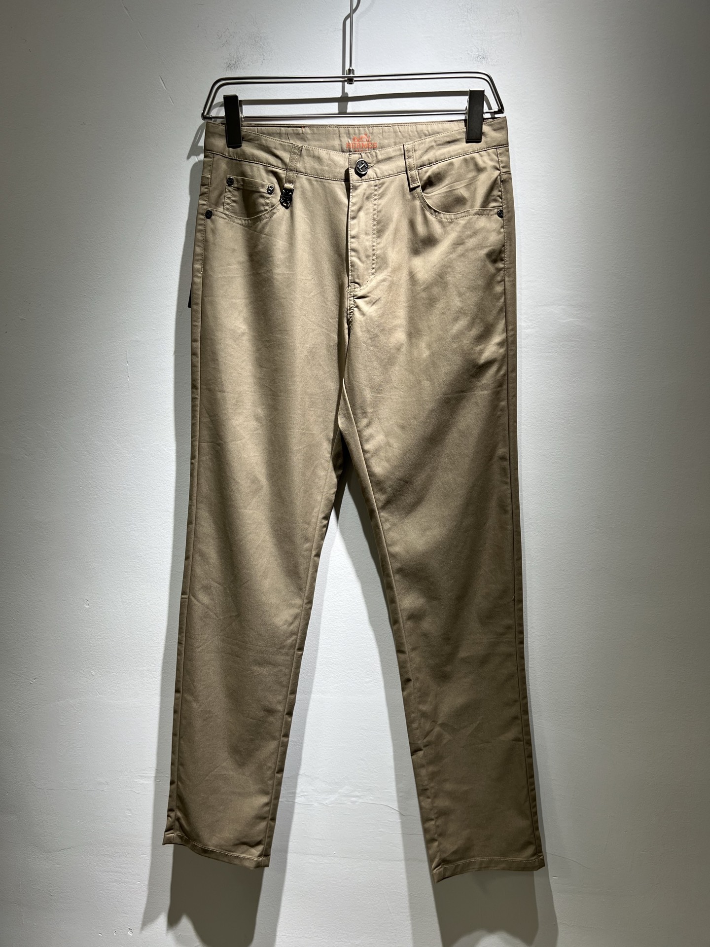 NO:139877,HERM*S AXS 2025 Spring and Summer Men's High-end Casual Pants Overseas Trading Company Channel Orders!  Men's casual slim straight-leg casual pants!  Shanghai Henglong store is on sale!  It is high-end, simple, and has exquisite craftsmanship and materials. It is very rigorous and demanding in pursuit of quality. It uses every detail to prove its brand image!  The typical essence of H-home, the very representative logo H-waist brand design!  The brand image of H's family is perfectly explained, and the signature leather brand is also quite amazing. It has built a brand leather LOGO waist brand, the fabric is perfectly transformed and sublimated, the heavy environmentally friendly plant enzyme washing process, the texture has a unique retro style, which is quite outstanding. It is recognized as a versatile and versatile color number, which can withstand the test of any season!  Well-tailed, clean, refreshing and neat!  Size 30-40 37 39,,hermes,alexander wang19860909HERM*S爱*仕 2025春夏男士高端休闲裤 海外贸易公司渠道订单 ！男士休闲修身直筒休闲裤！上海恒隆店在售！高级、简约,工艺和用料方面都颇为考究,对于品质的追求非常严谨和苛刻,用每一个细节来力证自身品牌形象！H家的典型精髓,极具代表性的标志H腰牌设计！将H家的品牌形象完美阐释出来,招牌式的皮牌亦颇为惊艳,构建出品牌皮革LOGO腰牌,面料得到完美蜕变和升华,重磅环保植物酵素水洗工艺,肌理有着独特的复古风格,相当出彩,公认的万能百搭色号,经得住任何季节的考验配色！剪裁精良,干净清爽且利落！尺码30-40 37 39,,hermes,alexander wang,Men's clothing