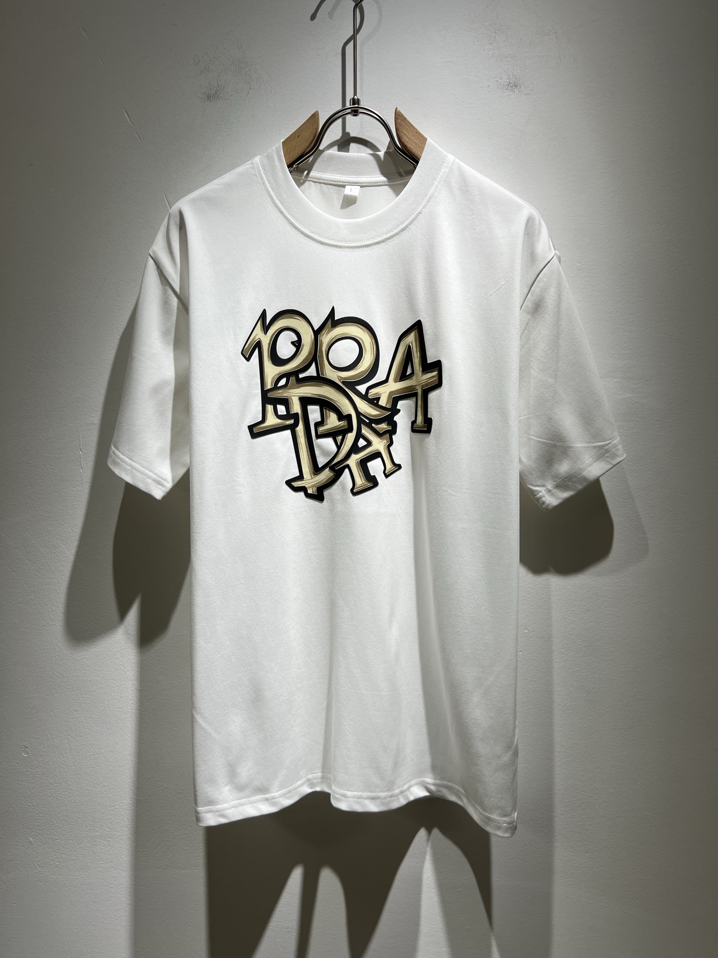 NO:139887,PRAD*A Pu*da 2025 spring and summer new short-sleeved T-shirt for men and women, the latest model is exclusively available on the entire network!  !  ~ It is classic and fashionable and versatile, who doesn’t like it? It will show the classic again. It is very pleasing to the eye and comes with a low luxury halo and recognition!  Pr*da's traditional brand concept and modern advanced technology are perfectly combined. Coupled with the extremely modern and simple design, P's exclusive logo pattern glue pressing design!  Customized 100% imported pure cotton fabric!  The texture of this model is quite touching, the specifications and grades are known with tentacles. The degree of delicateness and breathability are top-notch!  Size M-4XL, prada, T-shirt,tees, t-shirt,alexander wang19860909PRAD*A普*达2025春夏新款男女同款短袖T恤,最新款全网独家首上！！~既经典有时尚百搭,谁不爱啊,将经典再次展现,非常的耐看,自带低奢光环与辨识度！Pr*da传统的品牌理念和现代化的先进技术进行了完美结合.加上极其现代摩登风范的简约设计,p家专属logo图案压胶设计！定制百分百进口纯棉面料！此款的质感相当感人 触手便知规格档次 细腻程度与透气效果堪称顶级！尺码M-4XL,,prada,T-shirt,tees，t-shirt,alexander wang,Men's clothing