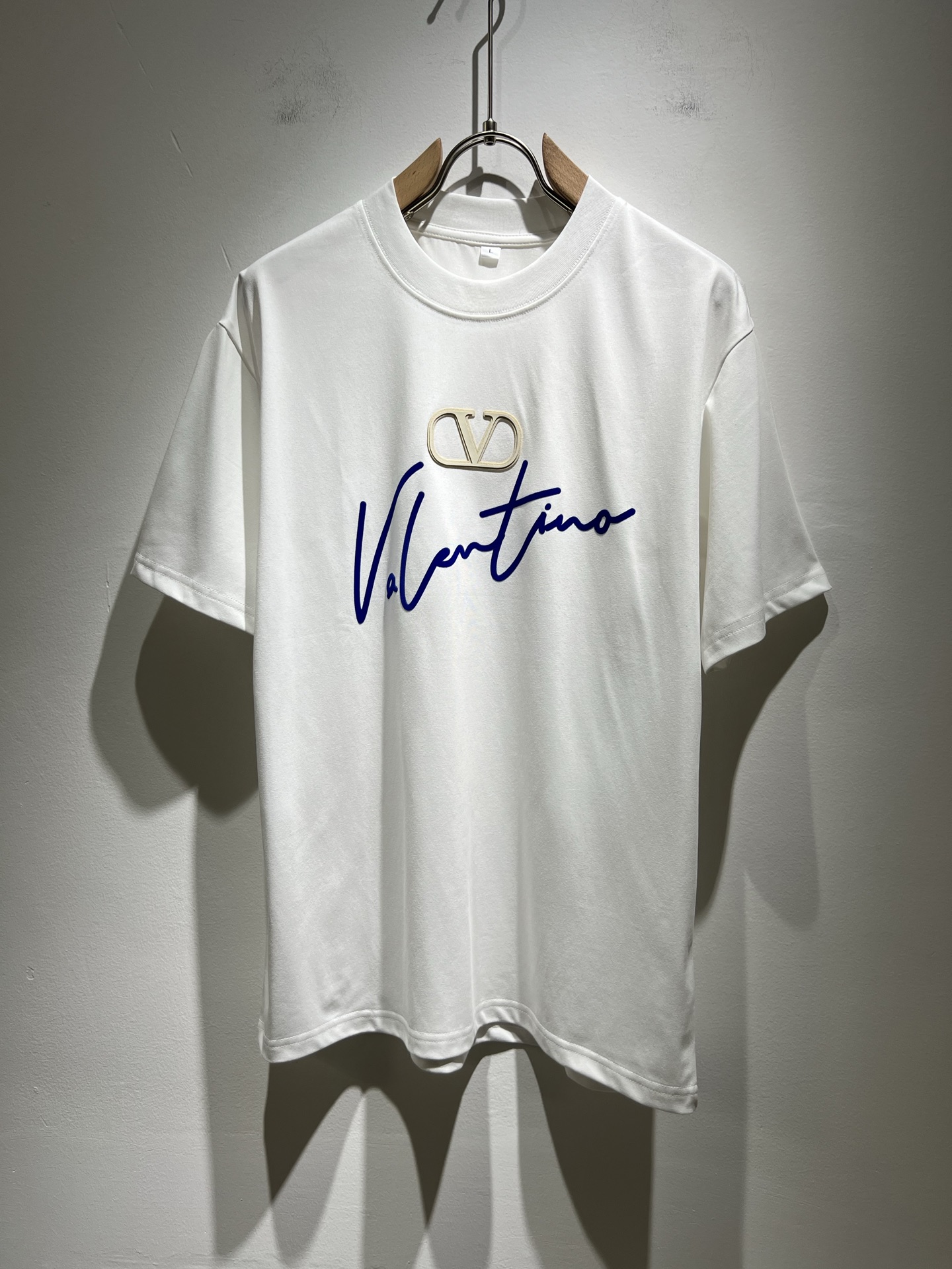 NO:139857,VALENTI*O Warren*nu~Counter style, 2025 spring and summer new short-sleeved T-shirt, chest logo pressing design!  Simple, fashionable and young, versatile style, and a young and elegant upper body feel!  It will never be outdated. All major counters are listed simultaneously. The orders of goods, workmanship and details of the foreign trade full-quality trading company are very well-established, and they are very particular. The fabric is made of 260g pure cotton fabric!  The upper body is comfortable and breathable, and the overall feels very crisp. It is worn on a daily basis. Whether it is worn alone or in the inner wear, it is simple and brilliant. Casual men and women should not miss it. Size M-4XL, valentino, valentino, T-shirt, tees, t-shirt, alexander wang19860909VALENTI*O华伦*奴～柜台款、2025春夏新款短袖T恤衫,胸前logo压胶设计！简单时尚而年轻,百搭风格,上身感很年轻优雅！永远不会过时.各大柜台同步上市,外贸全品相贸易公司订单货品,做工和细节部位非常到位,非常讲究.合体的剪裁.面料采用260g纯棉面料！上身舒适透气,整体又有很好的挺括感,日常基础穿着.不管单穿还是内搭,简简单单就很出彩,休闲男女不容错过.尺码M-4XL,,valentino,valentino,T-shirt,tees，t-shirt,alexander wang,Men's clothing