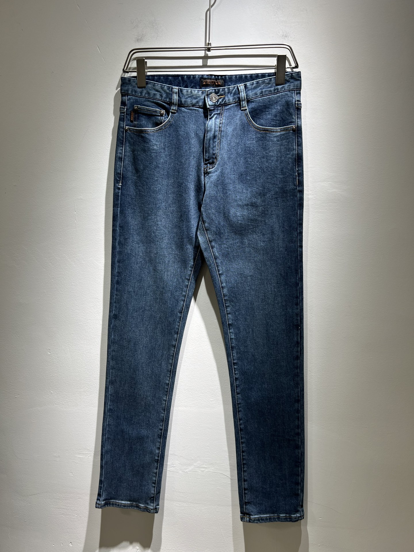 NO:141512,Zegna's new spring and summer 2025 new men's casual jeans, the finale of the channel has appeared!  !  Sold simultaneously at the counter!  It is no exaggeration to say that this trouser is made from the original OEM channel, not a bragging original OEM, but is a product from the domestic ready-to-wear OEM factory officially authorized by Jenia!  Therefore, the ratio of quantity and size is extremely short, so you can earn it if you grab it!  The best pants are officially unveiled!  !  !  !  !  !  Zegna's things have always been one of the only essential outfits for successful business people!  Not everyone can easily surpass the brand's high-end style and its own strong aura. No matter which season the style is, it is a standard temperament!  However, the fabric style is between business and casual and daily wear, and the waist design logo waist brand decoration!  Only Jenya, who can design a pair of trousers so well-suited to the public, is the only one who focuses on men's clothing, business and casualness!  Whether you wear this style in a casual occasion or in a business occasion, you must wear it well and be able to wear it to your own taste!  Pants that give yourself unlimited points!  Size 29-40, zegna, jeans, alexander wang19860909Zegna 杰尼亚 2025春夏新款男士休闲牛仔裤,压轴的渠道货出现了！！柜台同步销售！ 毫不夸张的说,此款裤装是原厂代工渠道的货,并不是吹牛的原厂代工,完全是由杰尼亚官方授权的国内成衣代工厂出来的产品！所以数量跟尺码配比都极度紧缺,抢到就是赚到！最好的裤装正式揭幕！！！！！！Zegna的东西,从来都是成功商务人士的专属必备行头之一！品牌高级的格调以及自带强大的气场并不是所有人都能轻易凌驾的.无论哪季的款式都是都是气质标配！但是面料版型又介乎于商务休闲跟日常穿着之间,腰身设计logo腰牌修饰！能将一款裤装设计到如此贴合大众穿着,也就只有专注于男装商务休闲的杰尼亚了！不论您是休闲场合穿搭,或者商务场合此款都能搭配的恰到好处要穿,就必须穿好的,能穿出属于自己品味的！给自己无限加分的裤子！尺码29-40,,zegna,jeans,alexander wang,Men's clothing