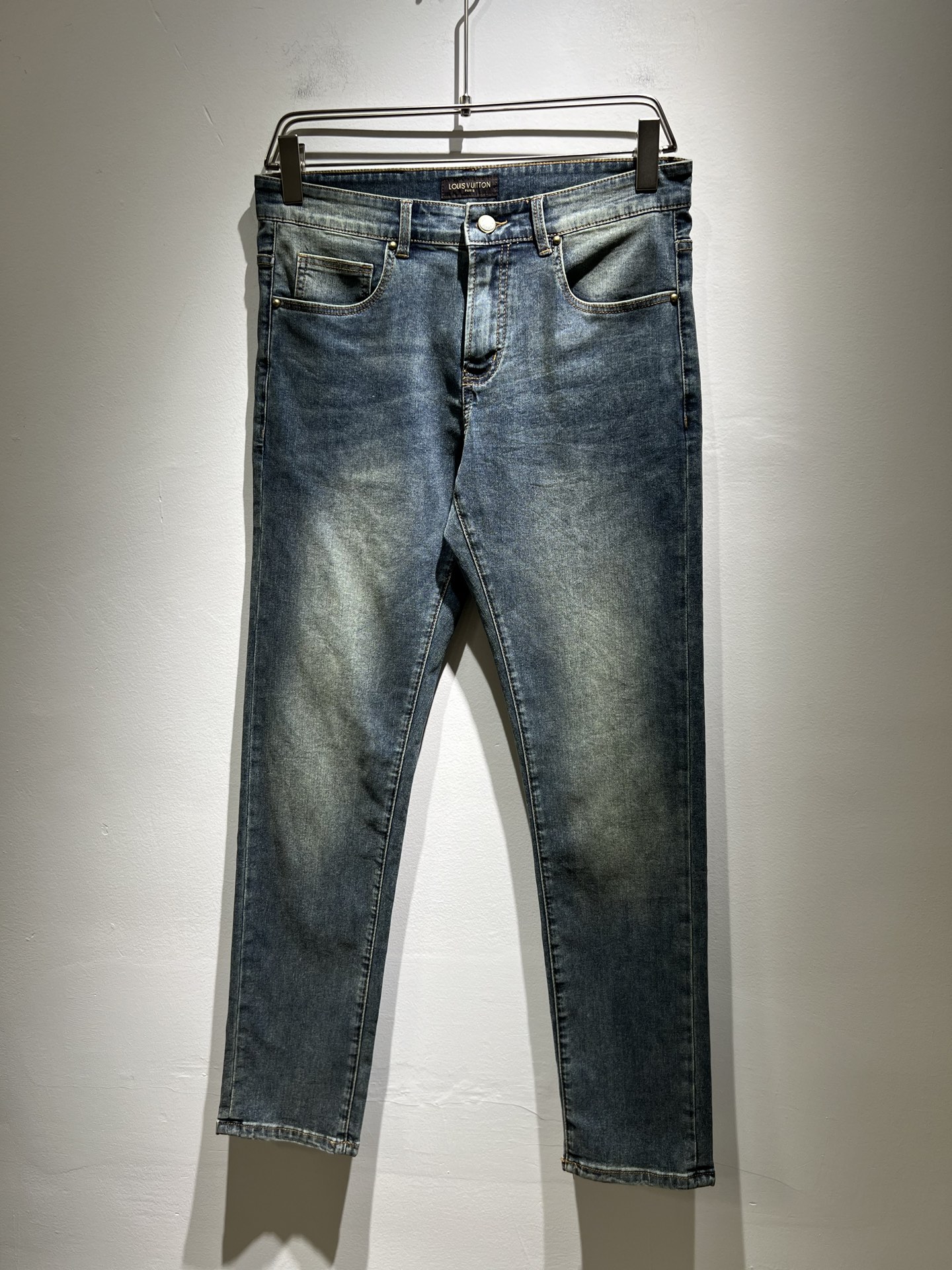 NO:141515,Louis Vuitto*Louis*Deng 2025 Spring and Summer New Men's Classic Washed Small Straight Jeans. Excellent upper body performance, a versatile choice, and a great value-for-money sharing!  !  As a classic combination of simple elements for boys, the classic jeans series of Louis meets the Louis classic jeans series, this has always been a legendary item in the industry and a lasting item. Many men with senior economic strength are guests of the Louis family. Countless bigwigs have performed this sentence. This is even circulated in the fashion circle. It is made of top denim jeans. After high-end washing process, it is of great grade and luxury. Nameplate waist brand hardware logo auxiliary material design!  The fabric is excellent and comfortable on the upper body, giving people a full of trendy and fashionable atmosphere, interpreting luxury and trend to the extreme. The classic, exquisite and precise straight-tube cutting design, and the thickness can be even better across all seasons!  Size 30 -40, louis vuitton,louis vuitton,alexander wang19860909Louis Vuitto*路易*登2025春夏新款男士经典水洗小直筒牛仔长裤.绝佳的上身性能,百搭之选,超值性价比分享！！作为男生简约元素经典搭配,路遇路易经典仔裤系列,这个一直是业内的传奇单品,也是经久不衰的单品,很多具有资深经济实力的男人都是路易家族的座上客,无数的大佬都曾演绎过,时尚圈更是流传这么一句话,顶级丹宁牛仔面料打造而成,经高端水洗工艺处理后,极具档次与奢华感.铭牌腰牌五金logo辅料设计！面料极好上身舒适,给人满满的潮流时髦气息,将奢华与潮流感演绎到了极致,经典精湛精准的直筒版型裁剪设计,厚度更是能横跨四季必入好款！ 尺码30 -40,,louis vuitton,louis vuitton,alexander wang,Men's clothing