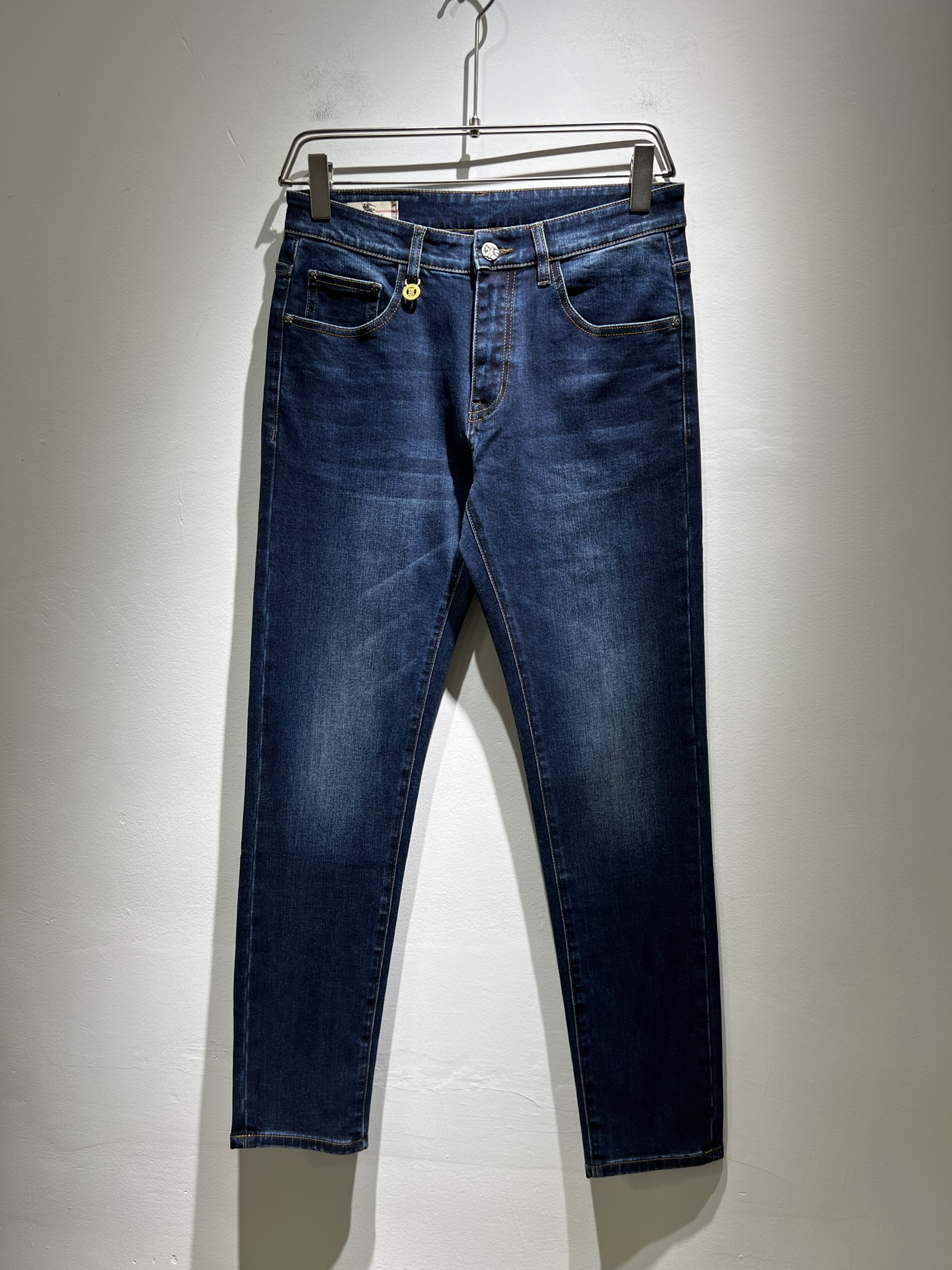 NO:141509,BURBER*Y Ba*li 2025 early spring new product for men's high-end casual and versatile jeans!  For BUR fans, such a grand classic design is enough to plant grass at a glance. It is the most handsome series among all BUR jeans this year. I only need to take a look and know that this will definitely be a hit product that has caused a sensation, and it is popular on the Internet. The classic slim three-dimensional tailoring style is equipped with the latest logo pattern waist brand craft design!  Very representative waist brand modification!  It simply and easily demonstrates the charm of the brand, and naturally presents specifications, grades, fashion and trendy effects. It matches the performance to easily create a high-end and high-end effect!  The top imported Japanese washing cowboy is made of cotton, and it is comfortable and breathable, and has a natural drape, which is suitable for all year round outfits!  !  This jeans are made of three-dimensional cut and straight-fitting style. The magic and practical wearability of the single match are understandable. Whether you are wearing daily clothes or appearing on the high street, it is the best choice. It is super charming!  It also demonstrates the authentic BUR original flavor, and it also perfectly shows its specifications and rank!  Obviously, this is a big and powerful product that you must collect. Whether you are a fan of BUR or not, you must collect this product and highly recommend it!  Size 29-40, Burberry, jeans, alexander wang19860909BURBER*Y巴*莉 2025早春新品男士高端休闲百搭牛仔裤！对于BUR粉丝来说,这样大气的经典设计足矣一眼种草,是今年BUR所有牛仔裤当中最帅的一个系列,我只需要看一眼就知道,这绝对会是一个引起轰动的爆款,而且全网风靡,经典的修身立体剪裁版型打造,配置了最新的logo图案腰牌工艺设计！极具代表性腰牌修饰！简单轻松的彰显出品牌魅力所在,自然而然的呈现规格,档次,时髦以及新潮效果,搭配性能满分,轻松穿出高级感与高端效果！顶级的进口日本洗水牛仔棉质打造,并舒适透气感满分,且垂感自然,适合一年四季的穿搭所需！！此款牛仔裤采用了立体裁剪小直筒版型打造,其单配魔力与实穿性是无可厚非的,不管你是日常穿搭还是高街出镜都是不二之选,超具魅力！更是彰显了地地道道的的BUR原味,同时也是完美的展现了其规格和段位所在！很显然,这是一款绝对要收的重磅好货,不管你是不是BUR的粉丝,此款你都必须要收,极力推荐的好货！尺码29-40,,burberry,jeans,alexander wang,Men's clothing