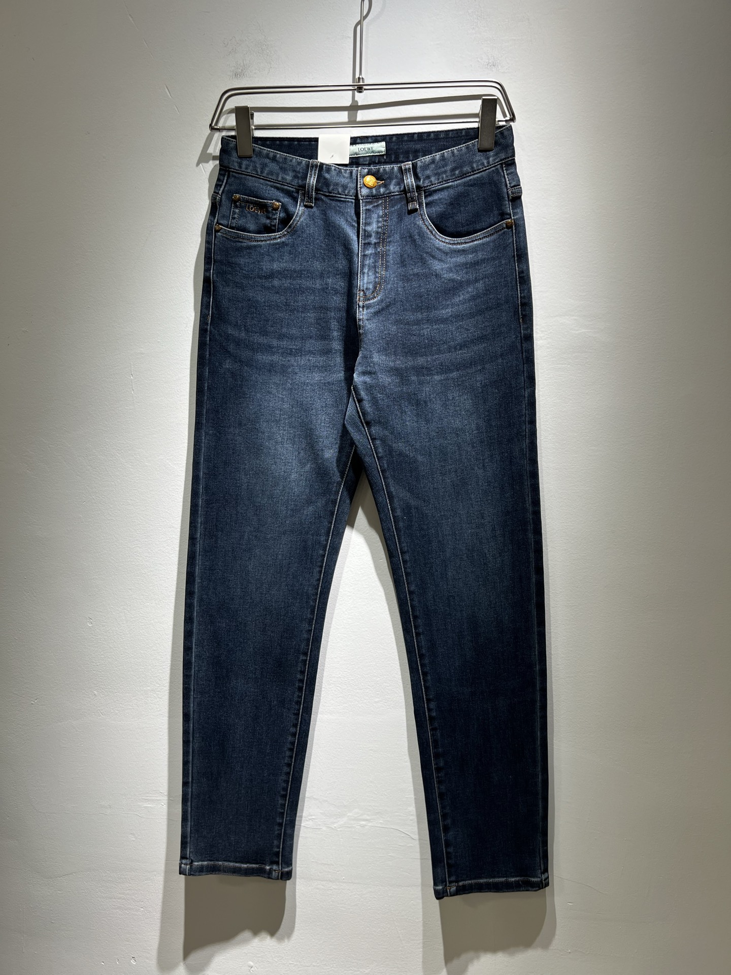 NO:141518,LO*WE/Luo*We 2025 spring and summer new men's fashion high-end casual pants, Hong Kong foreign business channel products, original Japanese products, pure blood quality, perfectly continues the essence and genes of LOE*'s home. From the main fabric to the detailed craftsmanship, all show the ingenuity of quality, use multiple brand elements to interpret, and choose precious cowhide material to build a logo waist brand leather design!  Identity manifestation that belongs to the soul!  Customer-supplied high-end imported pure cotton fabrics, very high-end and fashionable detailed craftsmanship, red ear cloth is completed by a specific antique loom. This element represents the identity and rank of jeans, which is very worthy of careful appreciation!  In terms of matching, it is invincible and explains the versatility in place, with ingenious details and exquisite accessories. The auxiliary materials are all provided by foreign merchants. They are tailored and slim, and the upper body is lifted with an excellent effect. They are a styling item that is hard to come by!  Size 30 -40, loewe, jeans, cowhide, alexander wang19860909LO*WE/罗*威2025春夏新品男士时装款高端休闲裤,香港洋行渠道货,日本原厂出品,纯血统品质,完美延续了LOE*家的精髓与基因,从主体面料到细节工艺,无不彰显出品质的匠心所在,运用多个品牌元素标识来诠释,选取矜贵的牛皮材质构建logo腰牌皮革设计！属于灵魂式的身份彰显！客供高级进口的纯棉面料,非常高级且时髦的细节工艺,赤耳布是由特定古董织布机完成,此元素代表着牛仔裤的身份及段位,非常值得细品悦人！在搭配上所向无敌,把百搭阐释到位,细节匠心考究,辅料皆为外商客供,剪裁合体修身,上身提臀效果绝佳,可遇而不可求的造型单品！尺码30 -40,,loewe,jeans,cowhide,alexander wang,Men's clothing