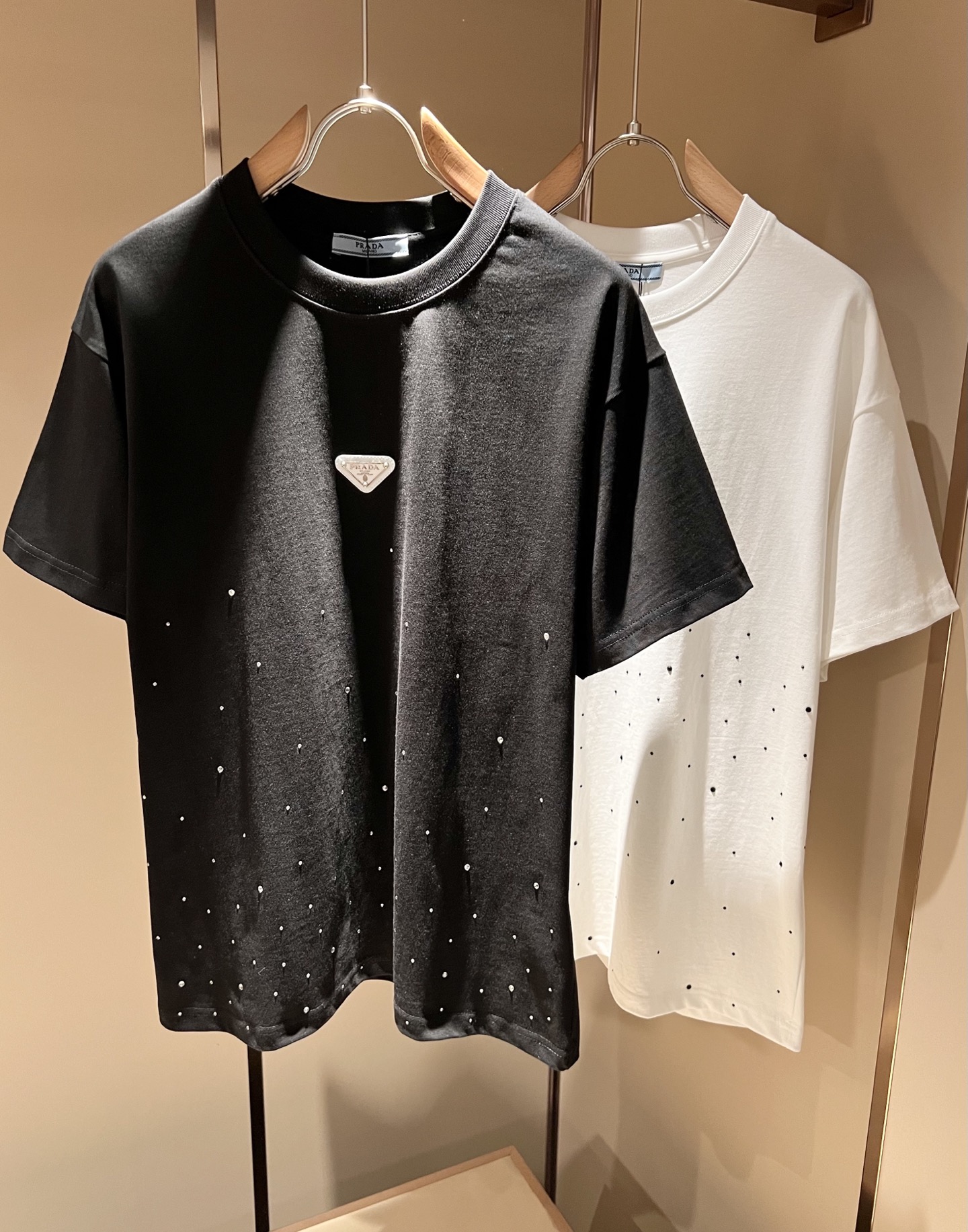 NO:139829,PRAD*A Pu*da 2025 spring and summer new short-sleeved T-shirt for men and women, the latest model is exclusively available on the entire network!  !  ~ It is classic and fashionable and versatile, who doesn’t like it? It will show the classic again. It is very pleasing to the eye and comes with a low luxury halo and recognition!  Pr*da's traditional brand concept and modern advanced technology are perfectly combined. Coupled with the extremely modern and modern minimalist design, P-family exclusive logo pattern hardware badge design!  Customized 100% imported pure cotton fabric!  The texture of this model is quite touching, the specifications and grades are known with tentacles. The degree of delicateness and breathability are top-notch!  Size S-XL, prada, T-shirt,tees, t-shirt,alexander wang19860909PRAD*A普*达2025春夏新款男女同款短袖T恤,最新款全网独家首上！！~既经典有时尚百搭,谁不爱啊,将经典再次展现,非常的耐看,自带低奢光环与辨识度！Pr*da传统的品牌理念和现代化的先进技术进行了完美结合.加上极其现代摩登风范的简约设计,p家专属logo图案五金徽章设计！定制百分百进口纯棉面料！此款的质感相当感人 触手便知规格档次 细腻程度与透气效果堪称顶级！尺码S-XL,,prada,T-shirt,tees，t-shirt,alexander wang,Men's clothing