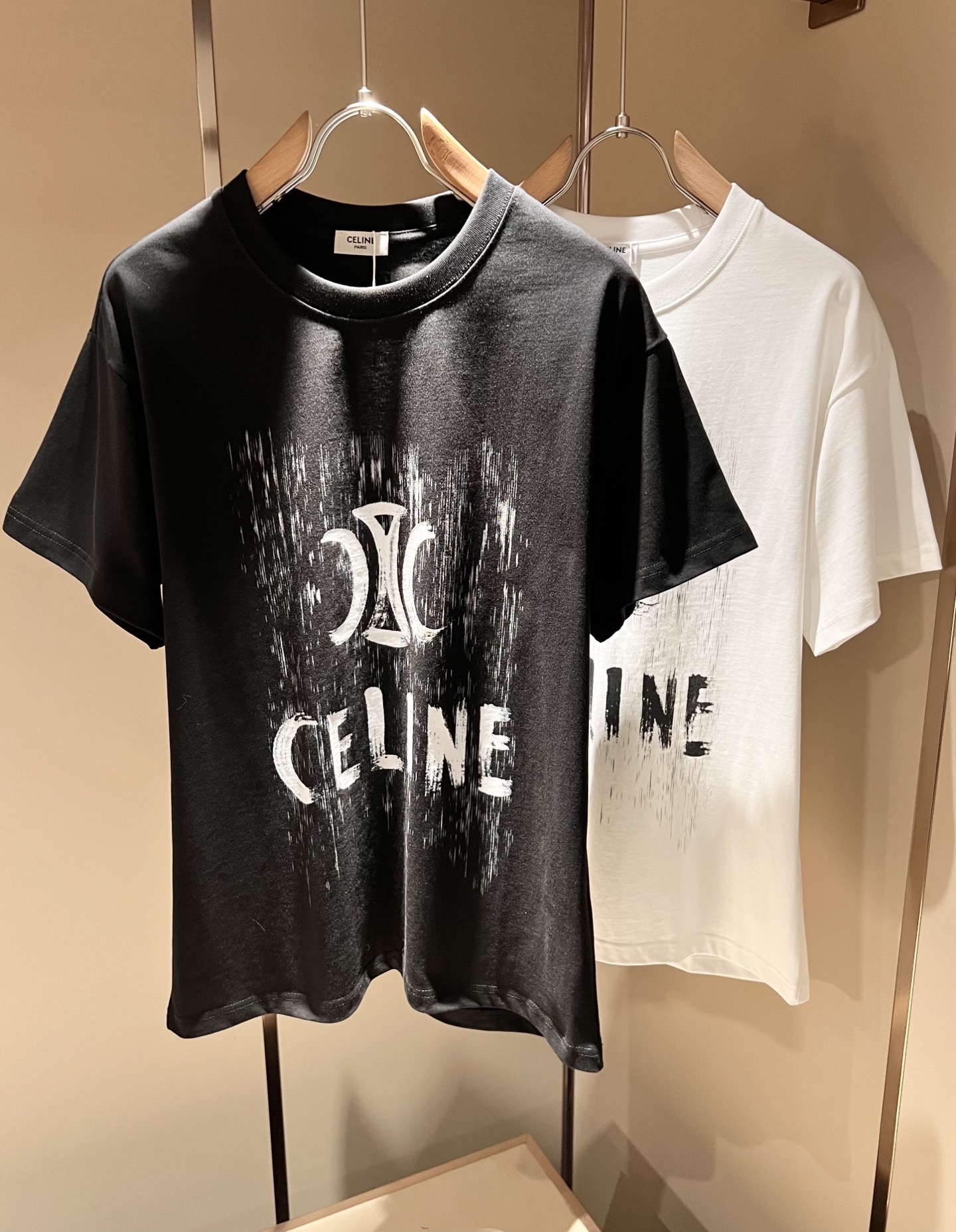 NO:139853,CELIN*Serin 2025 spring and summer new fashionable casual round neck short-sleeved T-shirt, classic couple short-sleeved T-shirt for men and women!  Trading companies have sparse channels and are released on the official website at the same time!  25-year-old fashion new styles are recommended. CE, which is increasingly bursting into new young forces, is indeed exciting to keep the classics while constantly integrating younger elements!  This short Tee, which is newly released in early spring, has a classic logo printing technology design that never goes out of date in front and back!  The contrasting collar design with simple and high-end colors is enough to highlight a brand new theme, and the style setting that takes into account both retro and fashionable can cope with all kinds of temperament styles!  The logo has clear three-dimensional details, highlighting the perfect quality and texture!  Customer-supplied custom-woven cotton fabrics, and they are super white in color. Everyone should hurry up and take them away!  Color white black. Size S-XL, celine, T-shirt,tees, t-shirt,alexander wang19860909CELIN*瑟琳 2025春夏新款时尚休闲圆领短袖T恤,经典男女同款情侣短袖T恤衫！贸易公司渠道稀出,同步官网发售！25年早春时尚新款推荐,越来越向年轻新势力迸发的CE,除了保留经典的同时,不断融入年轻化元素,确实令人期待！这款早春最新发售的短Tee,前后永不过时的经典Logo印花工艺设计！搭色简约而又不失高级感的撞色领口设计,足以凸显出全新的主题,复古与时髦兼顾的风格设定,可以应对各种气质范儿穿搭！logo清晰立体的细节,凸显完美的品相与质感！客供定织全棉面料,并且超级显白配色,各位抓紧时间带走吧！颜色白色 黑色.尺码S-XL,,celine,T-shirt,tees，t-shirt,alexander wang,Men's clothing