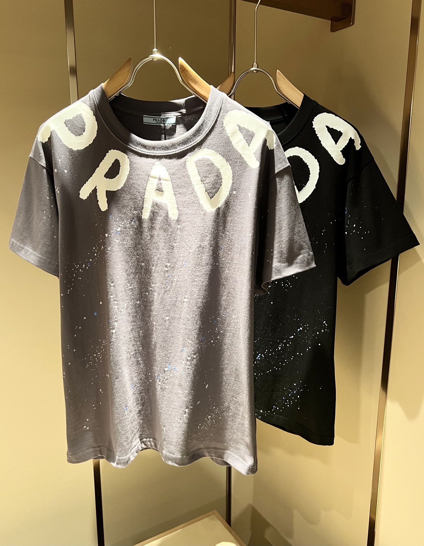 NO:139862,PRAD*A Pu*da 2025 spring and summer new short-sleeved T-shirt for men and women, the latest model is exclusively available on the entire network!  !  ~ It is classic and fashionable and versatile, who doesn’t like it? It will show the classic again. It is very pleasing to the eye and comes with a low luxury halo and recognition!  Pr*da's traditional brand concept and modern advanced technology are perfectly combined. Coupled with the extremely modern and simple design, P-family exclusive logo pattern printing design!  Customized 100% imported pure cotton fabric!  The texture of this model is quite touching, the specifications and grades are known with tentacles. The degree of delicateness and breathability are top-notch!  Size S-XL, prada, T-shirt,tees, t-shirt,alexander wang19860909PRAD*A普*达2025春夏新款男女同款短袖T恤,最新款全网独家首上！！~既经典有时尚百搭,谁不爱啊,将经典再次展现,非常的耐看,自带低奢光环与辨识度！Pr*da传统的品牌理念和现代化的先进技术进行了完美结合.加上极其现代摩登风范的简约设计,p家专属logo图案印花设计！定制百分百进口纯棉面料！此款的质感相当感人 触手便知规格档次 细腻程度与透气效果堪称顶级！尺码S-XL,,prada,T-shirt,tees，t-shirt,alexander wang,Men's clothing