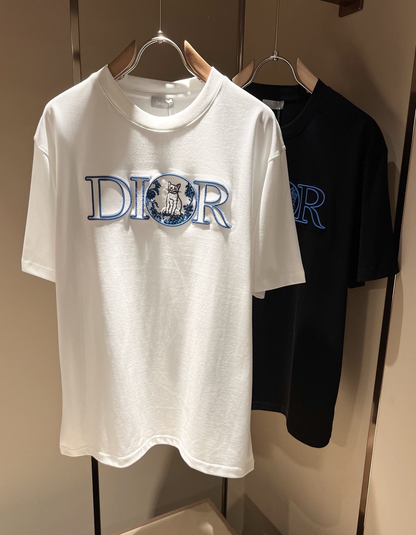 NO:139841,Dio*Dijia 2025 spring and summer new short-sleeved T-shirt for men and women, and the counter is available at the same time!  Customized exclusive 260g pure cotton fabric, customized original craft threads, chest logo pattern embroidery craft design!  Simple and generous, calm and versatile, extremely high-end, perfectly integrated with fashion and style, a top fashionable style that perfectly suits the outside wear!  The overall feeling is natural!  The ultimate classic versatile short-sleeved T-shirt is designed with the latest three-dimensional letter logo embroidery elements!  The ultimate perfection of heavy industry!  Fans who pursue high quality are please buy them by themselves, and all fans who know the goods are invited to appreciate this model together!  !  Size M-3XL, dior,dior,T-shirt,tees,t-shirt,alexander wang19860909Dio*迪家 2025春夏新款男女同款短袖T恤,专柜同步发售！定制专属260克纯棉面料,定制原版工艺螺纹,胸前logo图案刺绣工艺设计！简约大方,从容百搭,档次极高,完美融入时尚还有风情感一款完美符合外穿的顶尖时髦气质款！整体给人浑然天成的感觉！极致经典的百搭型短袖T恤,采用最新的立体字母logo刺绣元素设计！极致的重工极致的完美！追求高品质的粉丝们请自行抢购,诚邀所有识货的粉丝一同鉴赏此款！！ 尺码M-3XL,,dior,dior,T-shirt,tees，t-shirt,alexander wang,Men's clothing