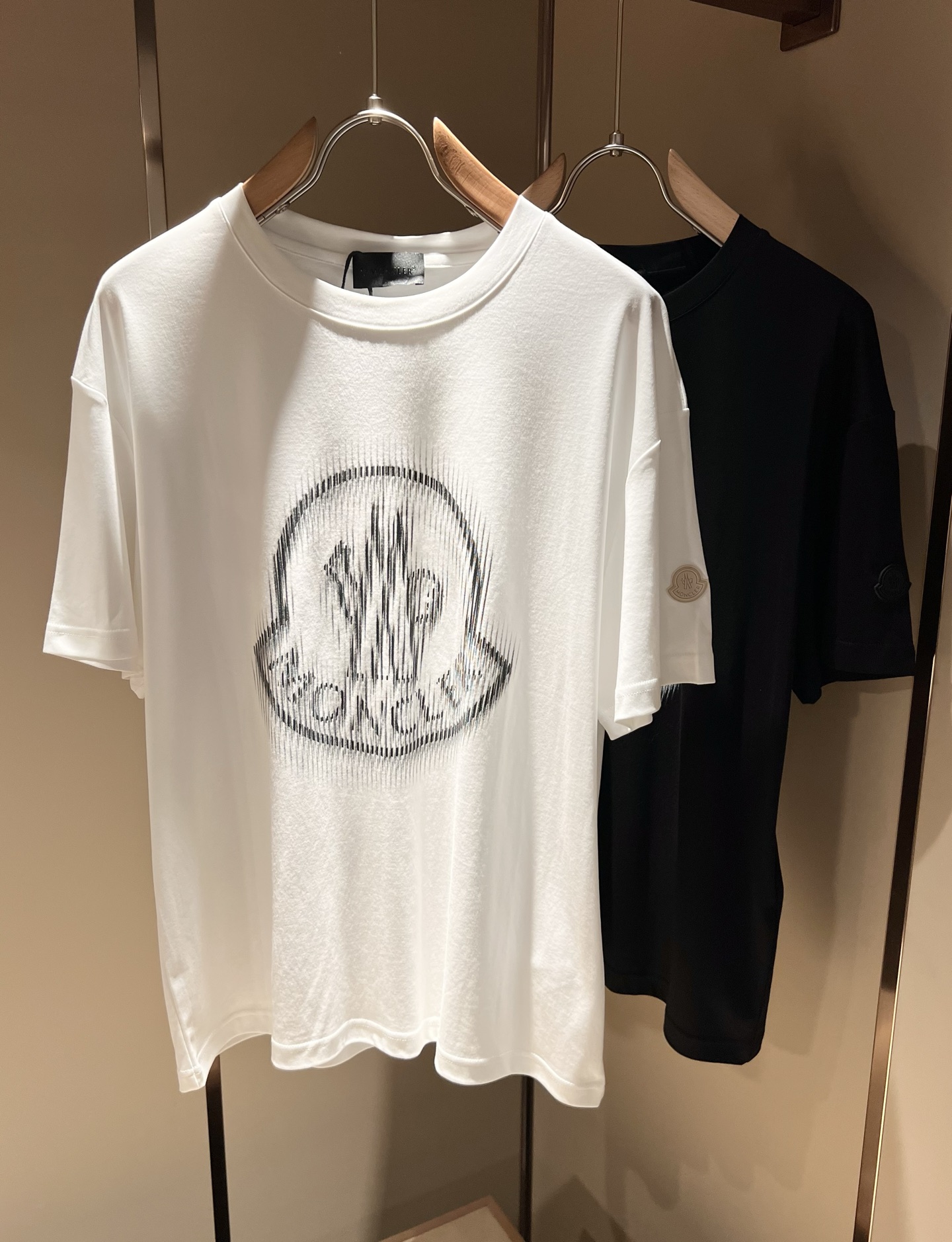 NO:139874,Moncler Mengjia 2025 Spring and Summer Latest Men and Women's Same Trade Order Short-sleeved T-shirt, Full Quality!  !  Internet celebrity style!  Designed with logo pattern!  The upper body is comfortable and breathable, not stiff, and the overall three-dimensional feeling is rich. Quality export orders, customized exclusive pure cotton fabric tailoring to meet the simple needs of commuters for dressing. The upper body is very effective, it looks slim and not picky about the figure. The fabric workmanship... Improper, only good craftsmanship can make you feel good and tasteful, a must-have item for everyone!  Size M-3XL, christian louboutin, T-shirt,tees, t-shirt,alexander wang19860909Moncler蒙家 2025春夏最新男女同款贸易订单短袖T恤,全品相！！网红款！采用logo图案印花设计！上身舒适透气,不僵硬,整体有着丰富的立体感,品质出口订单,定制专属纯棉面料剪裁,满足通勤人们对于着装的简约需求,上身效果很好,显瘦,不挑剔身材.面料做工....无可挑剔,好工艺好面料才能穿出好品味一款,人手必备单品！尺码M-3XL,,christian louboutin,T-shirt,tees，t-shirt,alexander wang,Men's clothing