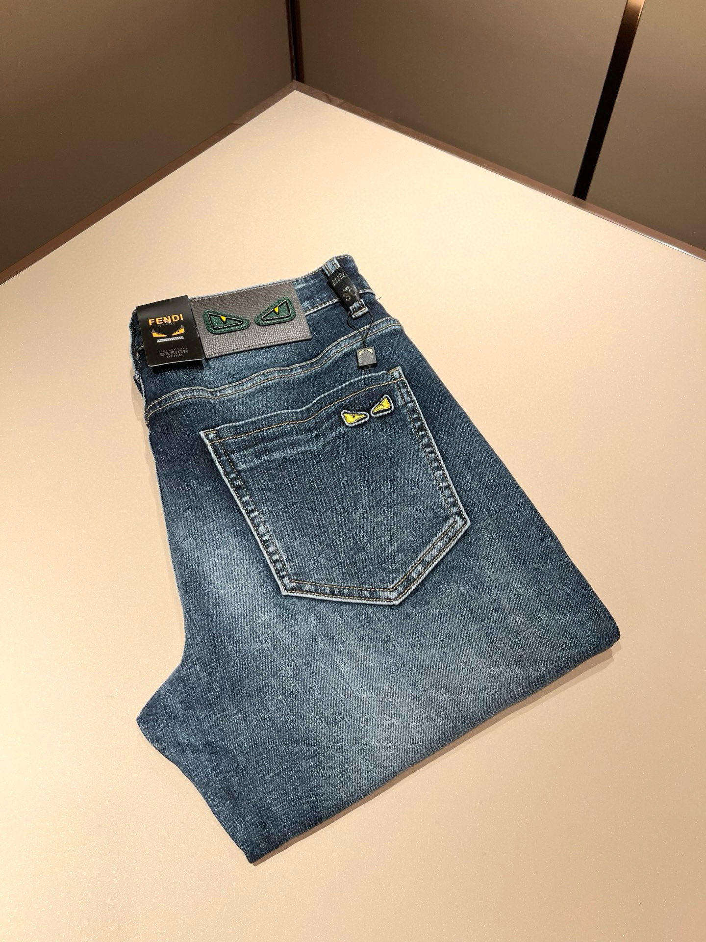 NO:139828,FEN*I FEN*Di Spring and Summer New FD Home Casual Jeans!  Original Italian orders, popular FD family items, high-quality products with full representation and full of specifications, high-quality products that all FD fans are worth buying!  Pure Yidian channel orders, high-end and popular products from the FD family, very popular items at the moment, FD's iconic hardware and leather logo waist brand design!  !  Trendy and beautiful, full of trendy atmosphere, extremely high grade and specifications, giving people a strong visual impact, with extremely high recognition, top-grade denim fabric, created, soft, delicate and comfortable, and the quality is quite high-end and classy!  Perfectly interprets the charm of the brand and leaves a deep impression. It is more fashionable and charming, simple, generous and fashionable, and has no pressure on the outfit!  Size 29-40, fendi,dior,jeans,alexander wang19860909FEN*I 芬*迪2025春夏新款FD家休闲牛仔裤！意大利原厂订单,FD家族人气单品,代表性十足,规格感十足的精品,所有FD粉丝都值得抢购的精品！纯正意代渠道订单,FD家族的高奢人气爆款产物,当下十分火爆的单品,FD标志性五金皮革logo腰牌设计！！新潮又好看,潮流气息感十足,档次规格感极高,给人的视觉冲击感相当强烈,有着极高的辨识度,顶级丹宁面料,打造,触感柔软细腻舒适,品相相当高级有档次！完美诠释品牌魅力,给人留下深刻印象.更具时尚与韵味,简约大方时尚,对于穿搭更是毫无压力！尺码29-40,,fendi,dior,jeans,alexander wang,Men's clothing