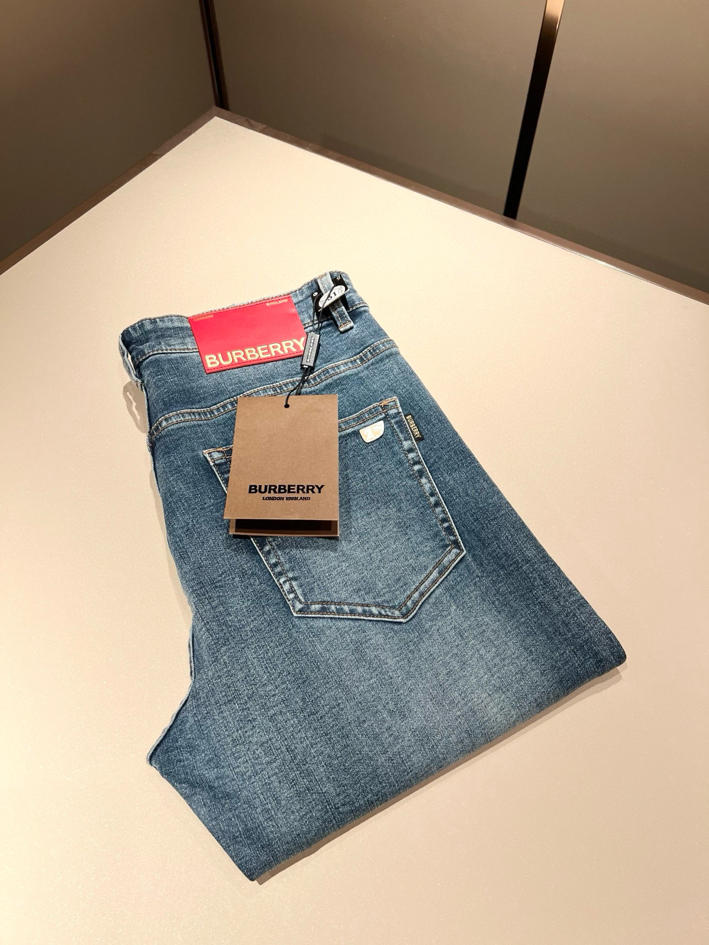 NO:139832,BURBER*Y Ba*li 2025 early spring new product for men's high-end casual and versatile jeans!  For BUR fans, such a grand classic design is enough to plant grass at a glance. It is the most handsome series among all BUR jeans this year. I only need to take a look and know that this will definitely be a hit product that has caused a sensation, and it is popular on the Internet. The classic slim three-dimensional tailoring style is equipped with the latest logo pattern waist brand craft design!  Very representative waist brand modification!  It simply and easily demonstrates the charm of the brand, and naturally presents specifications, grades, fashion and trendy effects. It matches the performance to easily create a high-end and high-end effect!  The top imported Japanese washing cowboy is made of cotton, and it is comfortable and breathable, and has a natural drape, which is suitable for all year round outfits!  !  This jeans are made of three-dimensional cut and straight-fitting style. The magic and practical wearability of the single match are understandable. Whether you are wearing daily clothes or appearing on the high street, it is the best choice. It is super charming!  It also demonstrates the authentic BUR original flavor, and it also perfectly shows its specifications and rank!  Obviously, this is a big and powerful product that you must collect. Whether you are a fan of BUR or not, you must collect this product and highly recommend it!  Size 29-40, Burberry, jeans, alexander wang19860909BURBER*Y巴*莉 2025早春新品男士高端休闲百搭牛仔裤！对于BUR粉丝来说,这样大气的经典设计足矣一眼种草,是今年BUR所有牛仔裤当中最帅的一个系列,我只需要看一眼就知道,这绝对会是一个引起轰动的爆款,而且全网风靡,经典的修身立体剪裁版型打造,配置了最新的logo图案腰牌工艺设计！极具代表性腰牌修饰！简单轻松的彰显出品牌魅力所在,自然而然的呈现规格,档次,时髦以及新潮效果,搭配性能满分,轻松穿出高级感与高端效果！顶级的进口日本洗水牛仔棉质打造,并舒适透气感满分,且垂感自然,适合一年四季的穿搭所需！！此款牛仔裤采用了立体裁剪小直筒版型打造,其单配魔力与实穿性是无可厚非的,不管你是日常穿搭还是高街出镜都是不二之选,超具魅力！更是彰显了地地道道的的BUR原味,同时也是完美的展现了其规格和段位所在！很显然,这是一款绝对要收的重磅好货,不管你是不是BUR的粉丝,此款你都必须要收,极力推荐的好货！尺码29-40,,burberry,jeans,alexander wang,Men's clothing
