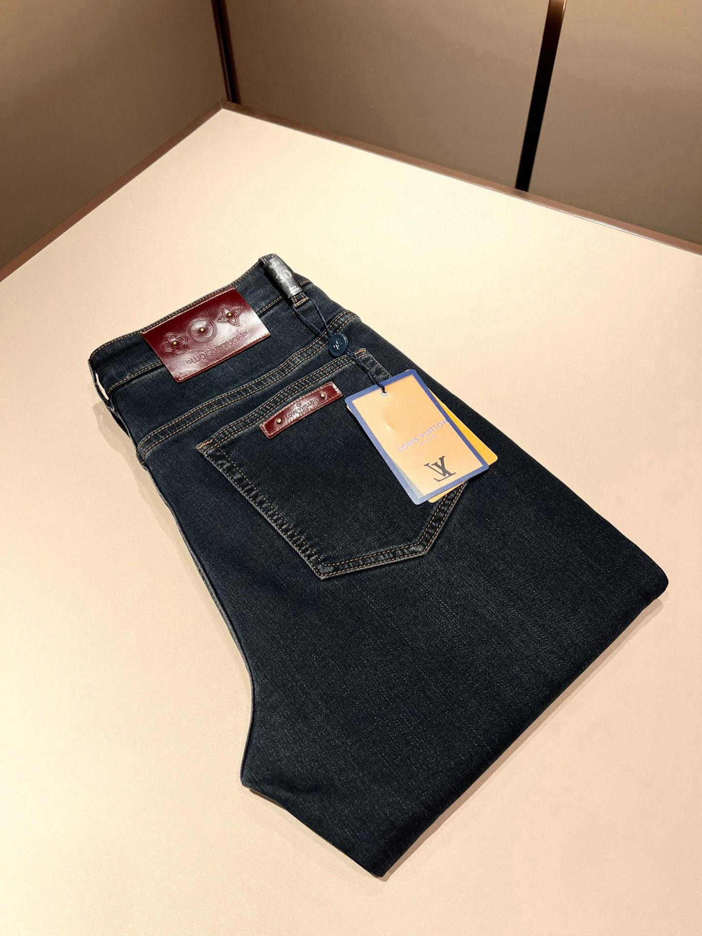NO:139838,Louis Vuitto*Louis*Deng 2025 Spring and Summer New Men's Classic Washed Small Straight Jeans. Excellent upper body performance, a versatile choice, and a great value-for-money sharing!  !  As a classic combination of simple elements for boys, the classic jeans series of Louis meets the Louis classic jeans series, this has always been a legendary item in the industry and a lasting item. Many men with senior economic strength are guests of the Louis family. Countless bigwigs have performed this sentence. This is even circulated in the fashion circle. It is made of top denim jeans. After high-end washing process, it is of great grade and luxury. Nameplate waist brand hardware logo auxiliary material design!  The fabric is excellent and comfortable on the upper body, giving people a full of trendy and fashionable atmosphere, interpreting luxury and trend to the extreme. The classic, exquisite and precise straight-tube cutting design, and the thickness can be even better across all seasons!  Size 30 -40, louis vuitton,louis vuitton,alexander wang19860909Louis Vuitto*路易*登2025春夏新款男士经典水洗小直筒牛仔长裤.绝佳的上身性能,百搭之选,超值性价比分享！！作为男生简约元素经典搭配,路遇路易经典仔裤系列,这个一直是业内的传奇单品,也是经久不衰的单品,很多具有资深经济实力的男人都是路易家族的座上客,无数的大佬都曾演绎过,时尚圈更是流传这么一句话,顶级丹宁牛仔面料打造而成,经高端水洗工艺处理后,极具档次与奢华感.铭牌腰牌五金logo辅料设计！面料极好上身舒适,给人满满的潮流时髦气息,将奢华与潮流感演绎到了极致,经典精湛精准的直筒版型裁剪设计,厚度更是能横跨四季必入好款！ 尺码30 -40,,louis vuitton,louis vuitton,alexander wang,Men's clothing