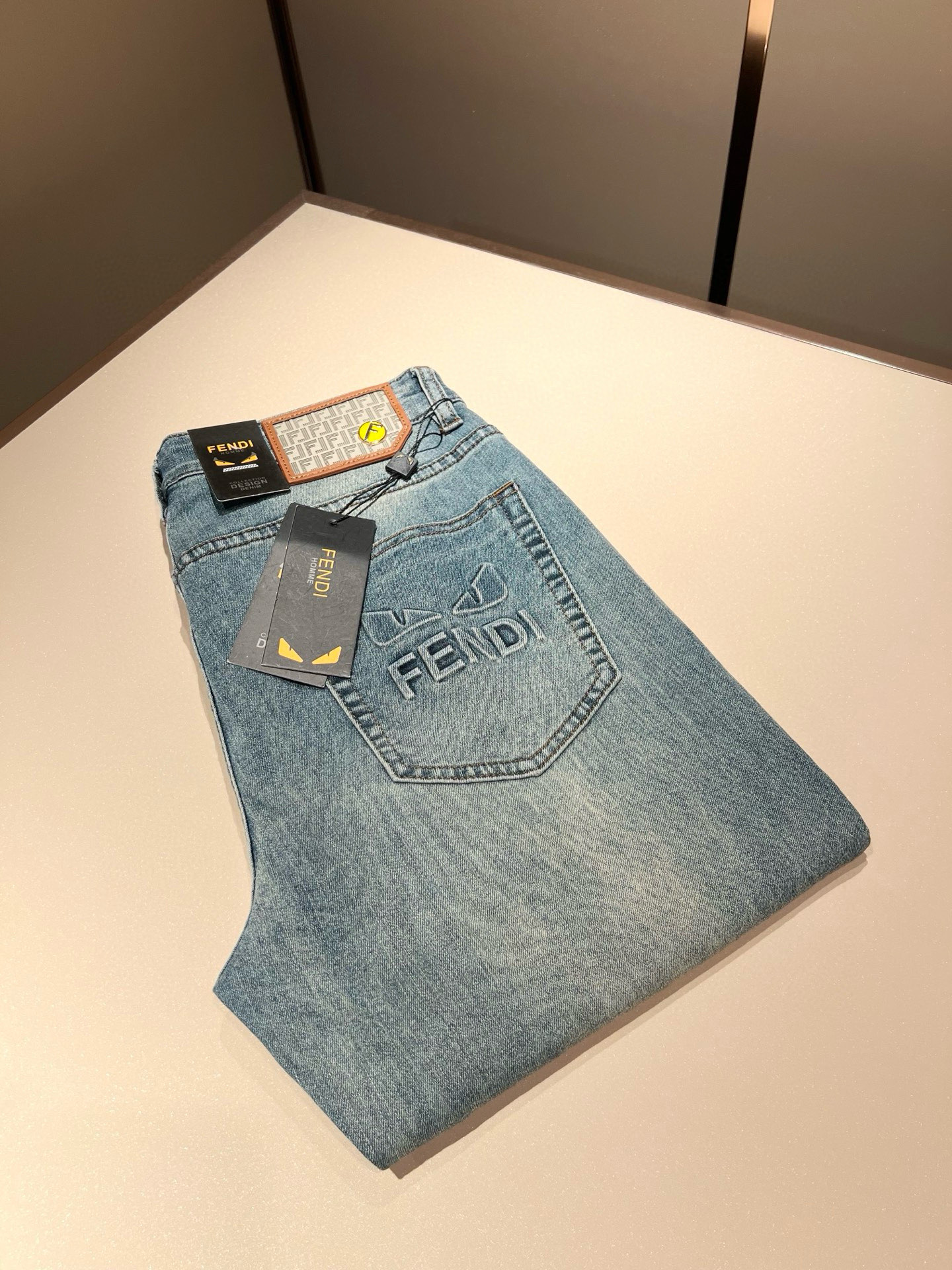 NO:139849,FEN*I FEN*Di Spring and Summer New FD Home Casual Jeans!  Original Italian orders, popular FD family items, high-quality products with full representation and full of specifications, high-quality products that all FD fans are worth buying!  Pure Yidian channel orders, high-end and popular products from the FD family, very popular items at the moment, FD's iconic hardware and leather logo waist brand design!  !  Trendy and beautiful, full of trendy atmosphere, extremely high grade and specifications, giving people a strong visual impact, with extremely high recognition, top-grade denim fabric, created, soft, delicate and comfortable, and the quality is quite high-end and classy!  Perfectly interprets the charm of the brand and leaves a deep impression. It is more fashionable and charming, simple, generous and fashionable, and has no pressure on the outfit!  Size 29-40, fendi,dior,jeans,alexander wang19860909FEN*I 芬*迪2025春夏新款FD家休闲牛仔裤！意大利原厂订单,FD家族人气单品,代表性十足,规格感十足的精品,所有FD粉丝都值得抢购的精品！纯正意代渠道订单,FD家族的高奢人气爆款产物,当下十分火爆的单品,FD标志性五金皮革logo腰牌设计！！新潮又好看,潮流气息感十足,档次规格感极高,给人的视觉冲击感相当强烈,有着极高的辨识度,顶级丹宁面料,打造,触感柔软细腻舒适,品相相当高级有档次！完美诠释品牌魅力,给人留下深刻印象.更具时尚与韵味,简约大方时尚,对于穿搭更是毫无压力！尺码29-40,,fendi,dior,jeans,alexander wang,Men's clothing