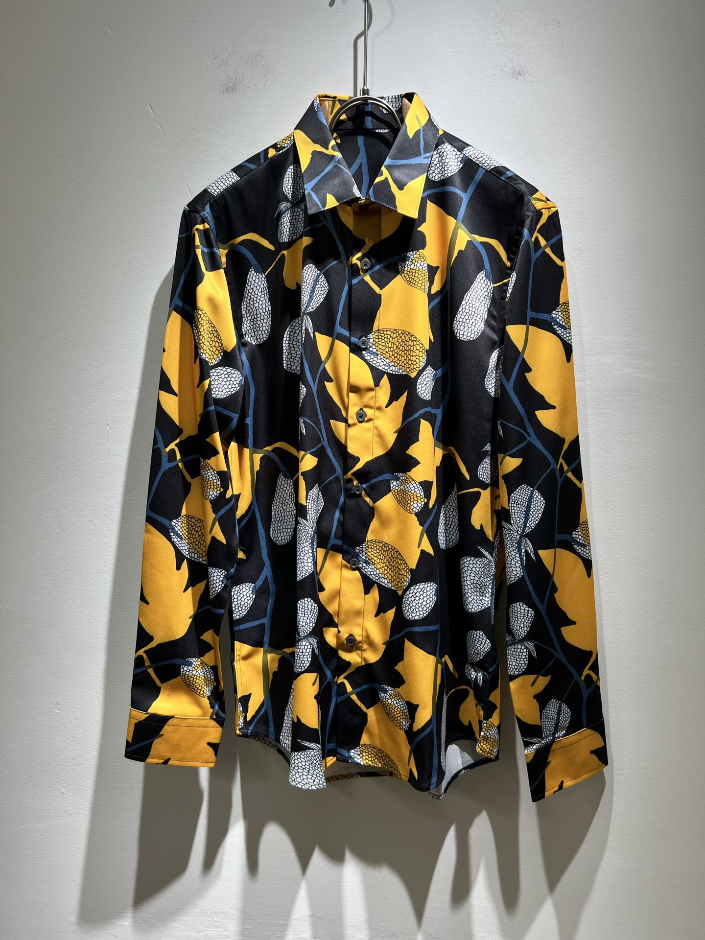 NO:144602,PRAD*A Pu*da 2025 spring and summer new casual men's shirt, the latest fashionable casual body logo panoramic printing decoration!  Trading companies have sparse channels and are released on the official website at the same time. The most anticipated high-quality products are coming. High-end customized fabrics are soft, delicate, and traceless and elastic materials on all sides!  Let you feel what it means to be truly high-end and has a connotation! This model is made of P-based professionally customized elastic spandex fabric. The surface is neat and smooth and shiny. The texture is obvious through the screen. The exquisite and clear logo hardware details perfectly enhance the overall luxury and class, and you can get a high-end luxury atmosphere at a glance! Basic regular style cutting, the upper body is versatile and simple, and it is easy to deal with various occasions and environments. It is undoubtedly a must-have item for daily commuting! Size S-2XL, prada, alexander wang19860909PRAD*A普*达2025春夏新款休闲男士衬衣,最新时尚休闲衣身logo全景印花修饰！贸易公司渠道稀出,同步官网发售,男神最为期待的精品狠货重磅来袭,高端定制面料柔软细腻无痕四面弹力材质！让你感受到什么叫真正的高奢有内涵!此款选用了P家专业定制弹力氨纶面料制成,表面整洁光滑且富有光泽,质感透过屏幕都显而易 精致清晰的Logo五金细节,完美提升了整体的奢华档次感,一眼就能Get到的高端奢华气息!基础常规的版型裁剪,上身百搭简约不挑人,轻松应对各种场合与环境,属于日常通勤必备的臻品无疑!尺码S-2XL,,prada,alexander wang,Men's clothing