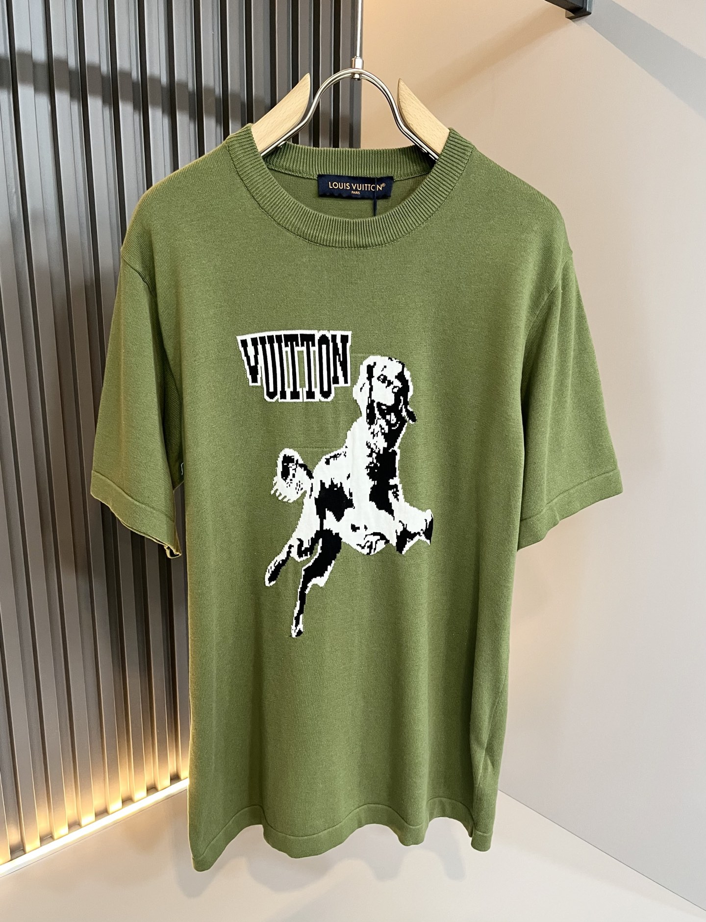 NO:141491,Louis Vuit*on Spring and Summer 2025 Louis Family Light Luxury Knit Short Sleeves!  Decoration for men and women!  The new high-end Louis family has always been so flawless in detail and creative designs. If you don’t buy a few pieces of Louis this spring and summer, you can’t be considered a fashion expert. Letter logo pattern design!  It is something that everyone loves. It is made of top knitted blend, super soft and tough, and has excellent breathability. It comes from world-class trade-level OEM channels, and is extremely rare in quantity and cannot be sold out. The 