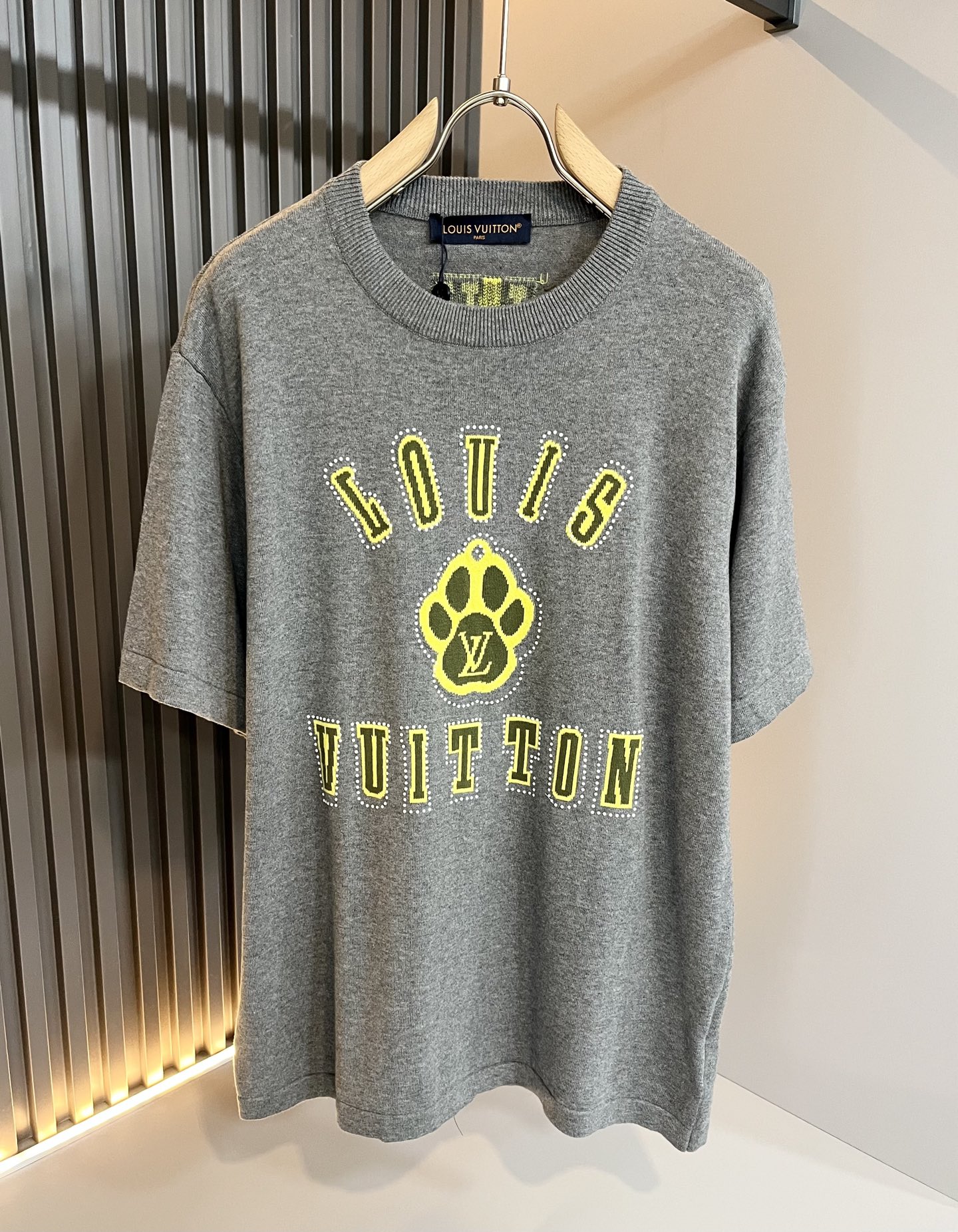 NO:141498,Louis Vuit*on Spring and Summer 2025 Louis Family Light Luxury Knit Short Sleeves!  Decoration for men and women!  The new high-end Louis family has always been so flawless in detail and creative designs. If you don’t buy a few pieces of Louis this spring and summer, you can’t be considered a fashion expert. Letter logo pattern design!  It is something that everyone loves. It is made of top knitted blend, super soft and tough, and has excellent breathability. It comes from world-class trade-level OEM channels, and is extremely rare in quantity and cannot be sold out. The 