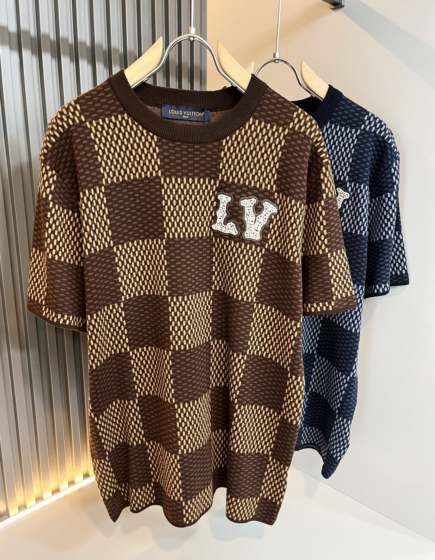 NO:141490,Louis Vuit*on Spring and Summer 2025 Louis Family Light Luxury Knit Short Sleeves!  Decoration for men and women!  The new high-end Louis family has always been so flawless in detail and creative designs. If you don’t buy a few pieces of Louis this spring and summer, you can’t be considered a fashion expert. Letter logo pattern design!  It is something that everyone loves. It is made of top knitted blend, super soft and tough, and has excellent breathability. It comes from world-class trade-level OEM channels, and is extremely rare in quantity and cannot be sold out. The 