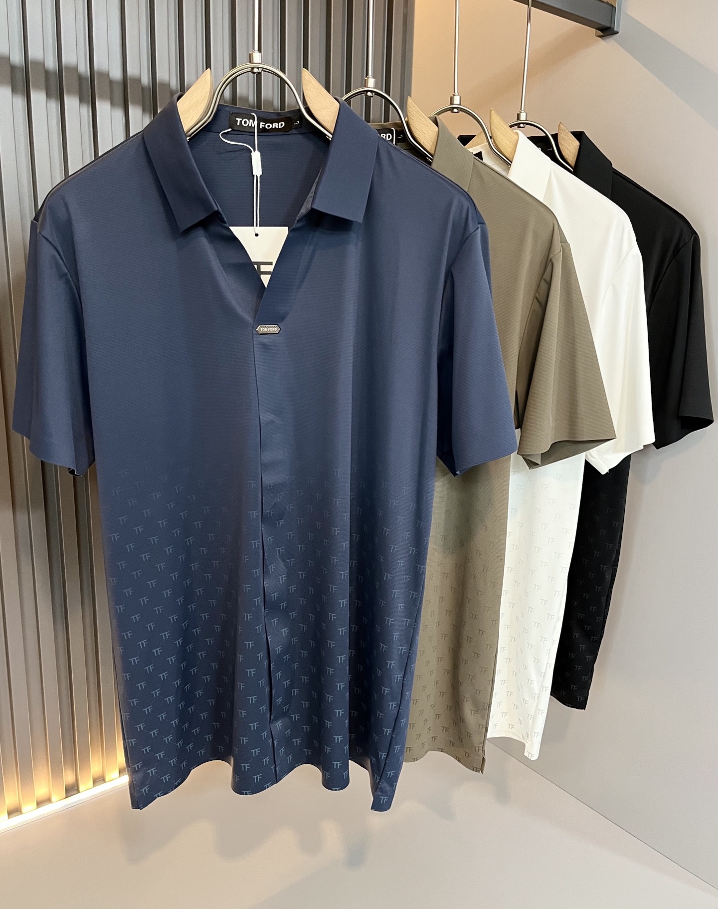 NO:141502,TOM FORD 2025 spring and summer new men's long-sleeved shirts, with trading company channels available and released on the official website at the same time!  Chest logo hardware design!  The fabric is breathable and has a certain sense of self-weight. Customized original imported top-grade elastic spandex fabric!  It is breathable and comfortable to wear with close body, beautiful colors, eye-catching and fashionable. The unique patterns can definitely make you outstanding among the crowd!  The upper body effect is age-reducing and versatile. It can easily get daily casual outfits for both men and women!  Size M-4XL,,tom ford,alexander wang19860909TOM FORD 汤姆福特 2025春夏新款男士长袖衬衣,贸易公司渠道稀出,同步官网发售！胸前logo五金设计！面料透气有一定的自重感,定制原版进口顶级弹力氨纶面料！贴身穿着透气亲肤舒适,色彩靓丽、吸睛时髦度爆棚,与众不同的图案绝对可以让你在人群中出彩万分！上身效果减龄又百搭,轻松Get起日常休闲穿搭,男女皆可轻松驾驭！尺码M-4XL,,tom ford,alexander wang,Men's clothing