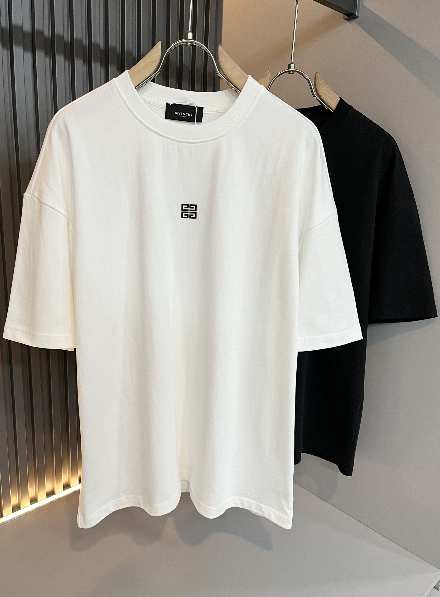 NO:141500,Giv*chy/Ji*xi's new short-sleeved T-shirt for men and women in spring and summer, the main creator has injected new fashion energy into fashion. By exploring various themes and sexy charm, it is highly recognizable and leads the new street fashion trend. This model is the exclusive outstanding design element of G's family, with a logo pattern glue-pressing design!  Perfect fusion, clear and restored patterns, showing the elegant style of the brand. The original 260g pure cotton material is made of solid and high-end fabric, and the upper body can be easily controlled, showing the casual and fashionable charm. Size S-2XL, gucci, T-shirt, tees, t-shirt, alexander wang19860909Giv*chy/纪*希2025春夏新款男女同款短袖T恤,主创时尚注入了全新时尚能量.通过探索各种题材和性感魅力,极具辨识度,引领全新街头时尚潮流.该款是G家独家的出彩设计元素,设计标识logo图案压胶设计！完美融合,图案清晰还原度极高,彰显品牌优雅格调.选用原版260g纯棉材质,面料紧实高级,上身均可轻松驾驭,展现休闲自在时尚魅力.尺码S-2XL,,gucci,T-shirt,tees，t-shirt,alexander wang,Men's clothing