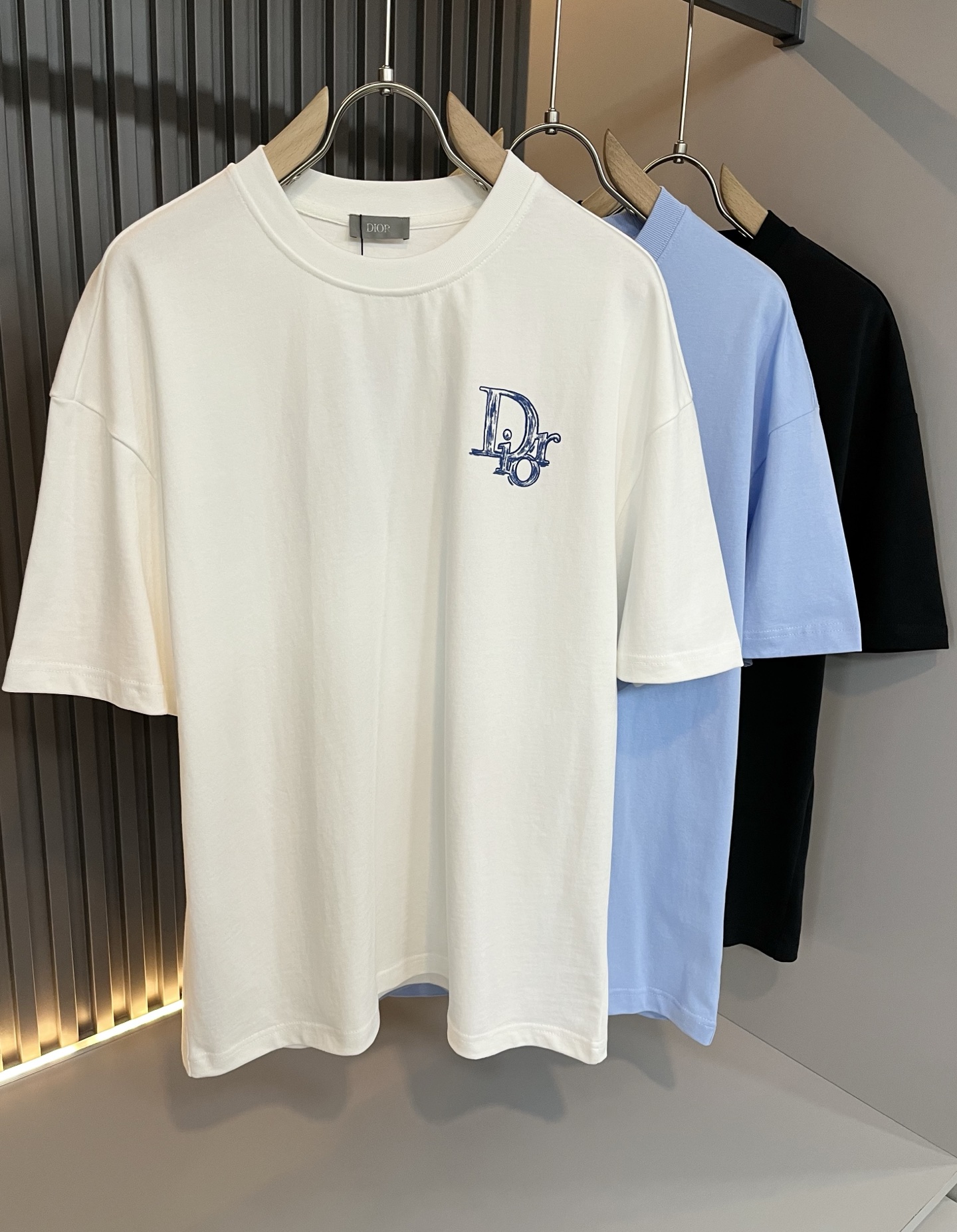 NO:141506,Dio*Dijia 2025 spring and summer new short-sleeved T-shirt for men and women, and the counter is available at the same time!  Customized exclusive 260g pure cotton fabric, customized original craft threads, chest logo pattern printing craft design!  Simple and generous, calm and versatile, extremely high-end, perfectly integrated with fashion and style, a top fashionable style that perfectly suits the outside wear!  The overall feeling is natural!  The ultimate classic versatile short-sleeved T-shirt is designed with the latest three-dimensional letter logo print elements!  The ultimate perfection of heavy industry!  Fans who pursue high quality are please buy them by themselves, and all fans who know the goods are invited to appreciate this model together!  !  Size S-2XL, dior,dior,t-shirt,tees,t-shirt,alexander wang19860909Dio*迪家 2025春夏新款男女同款短袖T恤,专柜同步发售！定制专属260克纯棉面料,定制原版工艺螺纹,胸前logo图案印花工艺设计！简约大方,从容百搭,档次极高,完美融入时尚还有风情感一款完美符合外穿的顶尖时髦气质款！整体给人浑然天成的感觉！极致经典的百搭型短袖T恤,采用最新的立体字母logo印花元素设计！极致的重工极致的完美！追求高品质的粉丝们请自行抢购,诚邀所有识货的粉丝一同鉴赏此款！！尺码S-2XL,,dior,dior,T-shirt,tees，t-shirt,alexander wang,Men's clothing