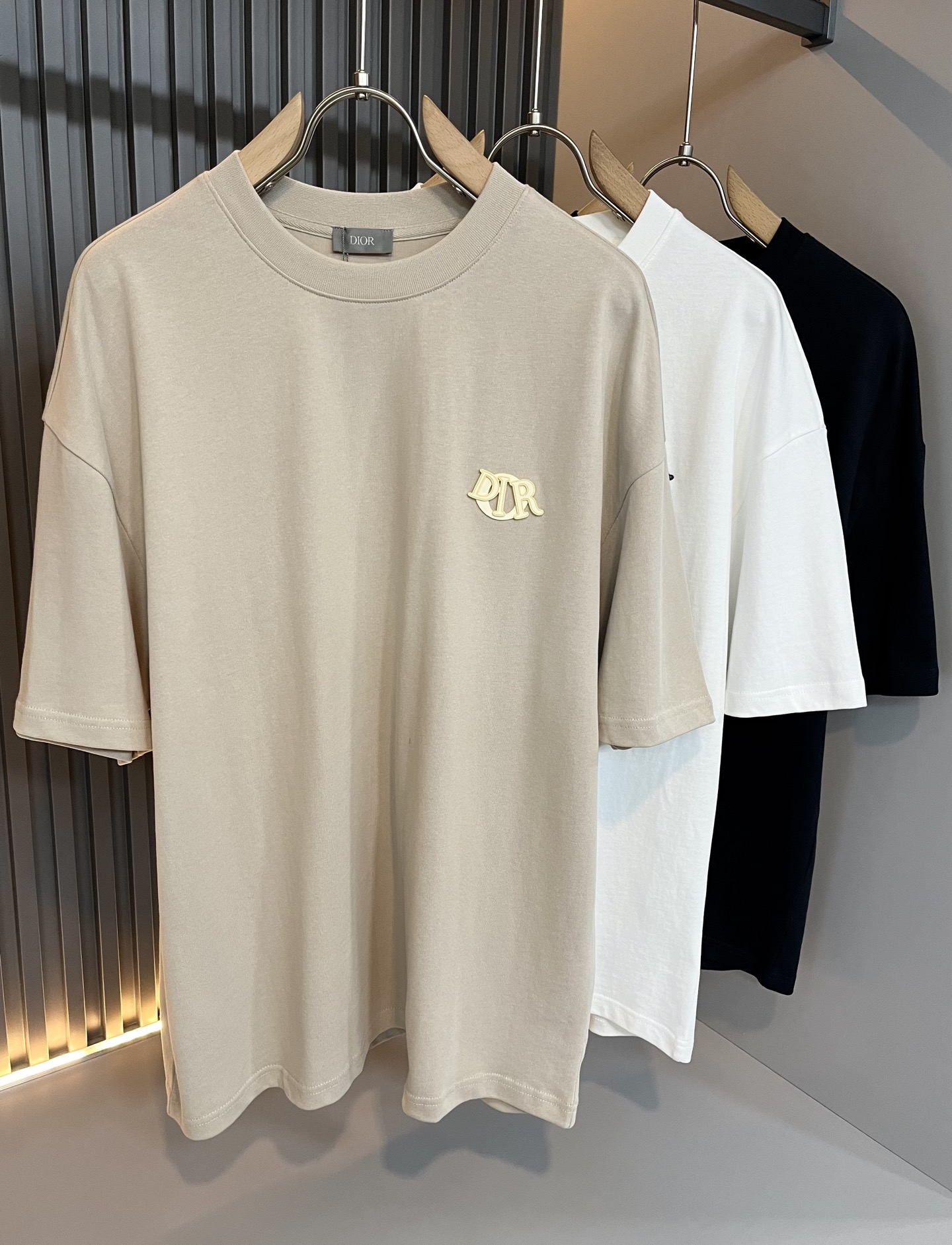 NO:141493,Dio*Dijia 2025 spring and summer new short-sleeved T-shirt for men and women, and the counter is available at the same time!  Customized exclusive 260g pure cotton fabric, customized original craft threads, chest logo pattern glue pressing technology design!  Simple and generous, calm and versatile, extremely high-end, perfectly integrated with fashion and style, a top fashionable style that perfectly suits the outside wear!  The overall feeling is natural!  The ultimate classic versatile short-sleeved T-shirt is designed with the latest three-dimensional letter logo print elements!  The ultimate perfection of heavy industry!  Fans who pursue high quality are please buy them by themselves, and all fans who know the goods are invited to appreciate this model together!  !  Size S-2XL, dior,dior,t-shirt,tees,t-shirt,alexander wang19860909Dio*迪家 2025春夏新款男女同款短袖T恤,专柜同步发售！定制专属260克纯棉面料,定制原版工艺螺纹,胸前logo图案压胶工艺设计！简约大方,从容百搭,档次极高,完美融入时尚还有风情感一款完美符合外穿的顶尖时髦气质款！整体给人浑然天成的感觉！极致经典的百搭型短袖T恤,采用最新的立体字母logo印花元素设计！极致的重工极致的完美！追求高品质的粉丝们请自行抢购,诚邀所有识货的粉丝一同鉴赏此款！！尺码S-2XL,,dior,dior,T-shirt,tees，t-shirt,alexander wang,Men's clothing