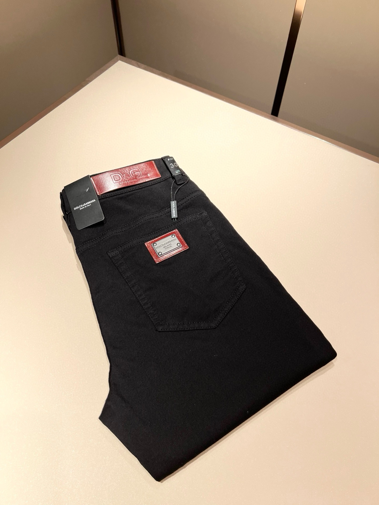 NO:141495,Dolce & Dolce*na 2025 new jeans in early spring, wash and naturally not easy to deform and decolorize, three-dimensional tailoring perfectly shaped fabric, comfortable and soft, and casually matched, comfortable means its interpretation of fashion and leisure. DG's consistent style reflects the brand's pursuit of quality, with a bit of hedonist flavor, pays great attention to details, likes everything that is not formulaic, pursues freedom, Dolce & GABB*NA's style is very unique. At the beginning of the business, it insists on making plates and designing logo logo waist brand design!  For the fashion industry that paid attention to the show at that time, it was quite unique. Size 29-40, Dolce & Gabbana, Dolce & Gabbana, Dolce & Gabbana, jeans, alexander wang19860909Dolce & 杜嘉*纳 2025早春新品牛仔裤,水洗处理自然不易变形脱色、立体剪裁完美塑形面料质舒适柔软随意搭配、舒适代表它对时尚休闲的诠释是DG一贯作风细节处体现这个品牌对品质的追求,带点享乐主义者的味道,非常注重细节,喜欢一切非公式化的东西,追求自由杜嘉班纳 (DOLCE&GABB*NA) 的作风非常独特,创业之初坚持自己制版、设计标识logo腰牌设计！对于当时讲究排场的时装界,是相当独树一格的.尺码29-40,,Dolce&Gabbana,Dolce&Gabbana,Dolce&Gabbana,jeans,alexander wang,Men's clothing