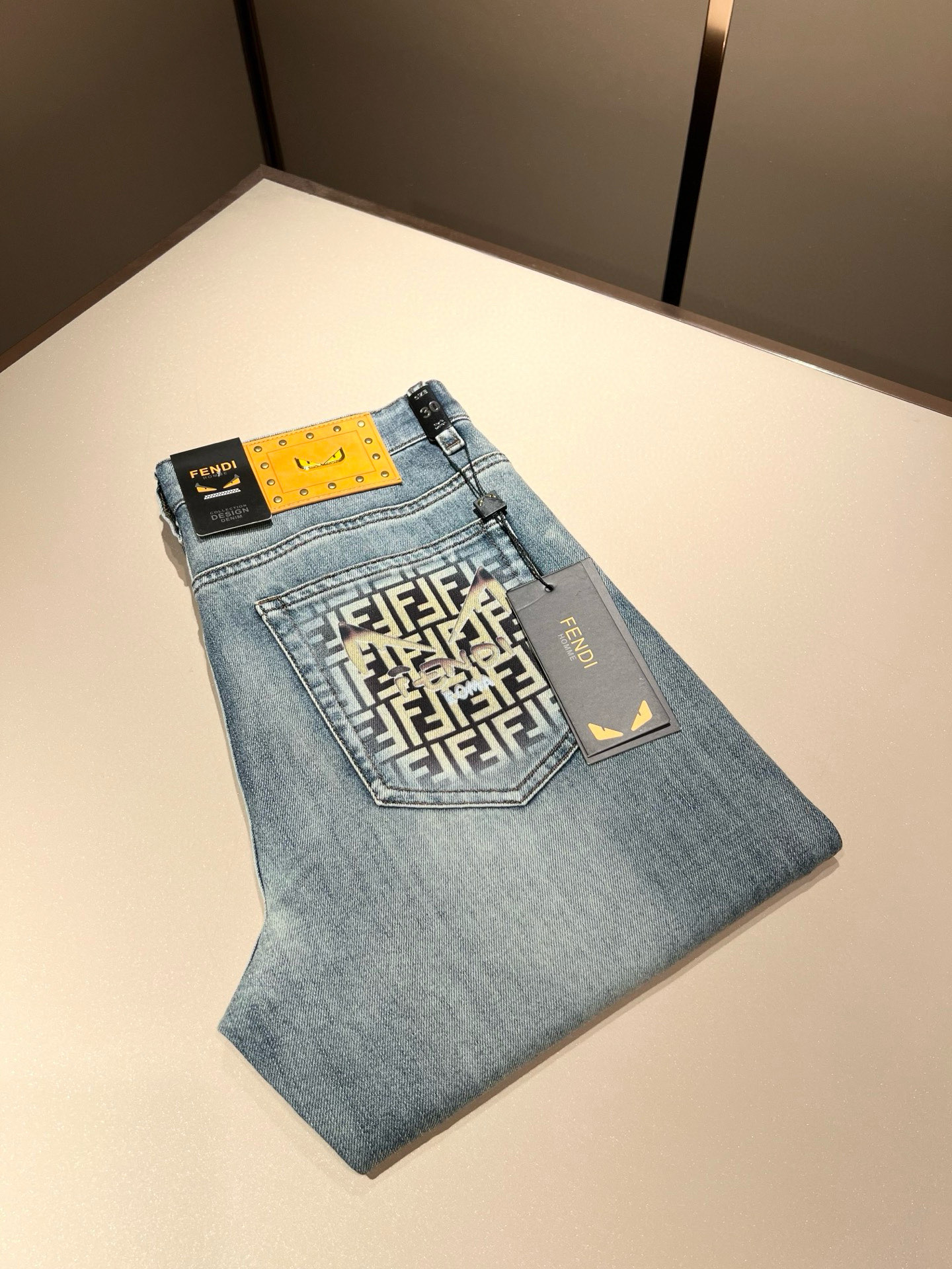 NO:141497,FEN*I FEN*Di Spring and Summer New FD Home Casual Jeans!  Original Italian orders, popular FD family items, high-quality products with full representation and full of specifications, high-quality products that all FD fans are worth buying!  Pure Yidian channel orders, high-end and popular products from the FD family, very popular items at the moment, FD's iconic hardware and leather logo waist brand design!  !  Trendy and beautiful, full of trendy atmosphere, extremely high grade and specifications, giving people a strong visual impact, with extremely high recognition, top-grade denim fabric, created, soft, delicate and comfortable, and the quality is quite high-end and classy!  Perfectly interprets the charm of the brand and leaves a deep impression. It is more fashionable and charming, simple, generous and fashionable, and has no pressure on the outfit!  Size 29-40, fendi,dior,jeans,alexander wang19860909FEN*I 芬*迪2025春夏新款FD家休闲牛仔裤！意大利原厂订单,FD家族人气单品,代表性十足,规格感十足的精品,所有FD粉丝都值得抢购的精品！纯正意代渠道订单,FD家族的高奢人气爆款产物,当下十分火爆的单品,FD标志性五金皮革logo腰牌设计！！新潮又好看,潮流气息感十足,档次规格感极高,给人的视觉冲击感相当强烈,有着极高的辨识度,顶级丹宁面料,打造,触感柔软细腻舒适,品相相当高级有档次！完美诠释品牌魅力,给人留下深刻印象.更具时尚与韵味,简约大方时尚,对于穿搭更是毫无压力！尺码29-40,,fendi,dior,jeans,alexander wang,Men's clothing