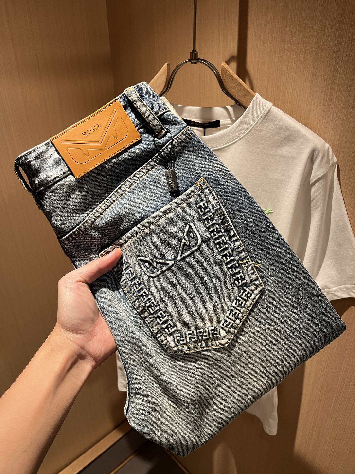 NO:527619,FEN*I FEN*Di Spring and Summer New FD Home Casual Jeans!  Original Italian orders, popular FD family items, high-quality products with full representation and full of specifications, high-quality products that all FD fans are worth buying!  Pure Yidian channel orders, high-end and popular products from the FD family, very popular items at the moment, FD's iconic hardware and leather logo waist brand design!  !  Trendy and beautiful, full of trendy atmosphere, extremely high grade and specifications, giving people a strong visual impact, with extremely high recognition, top-grade denim fabric, created, soft, delicate and comfortable, and the quality is quite high-end and classy!  Perfectly interprets the charm of the brand and leaves a deep impression. It is more fashionable and charming, simple, generous and fashionable, and has no pressure on the outfit!  Size 29-3835 37, fendi,dior,jeans,alexander wang19860909FEN*I 芬*迪春夏新款FD家休闲牛仔裤！意大利原厂订单,FD家族人气单品,代表性十足,规格感十足的精品,所有FD粉丝都值得抢购的精品！纯正意代渠道订单,FD家族的高奢人气爆款产物,当下十分火爆的单品,FD标志性五金皮革logo腰牌设计！！新潮又好看,潮流气息感十足,档次规格感极高,给人的视觉冲击感相当强烈,有着极高的辨识度,顶级丹宁面料,打造,触感柔软细腻舒适,品相相当高级有档次！完美诠释品牌魅力,给人留下深刻印象.更具时尚与韵味,简约大方时尚,对于穿搭更是毫无压力！尺码29-3835 37,,fendi,dior,jeans,alexander wang,Men's clothing