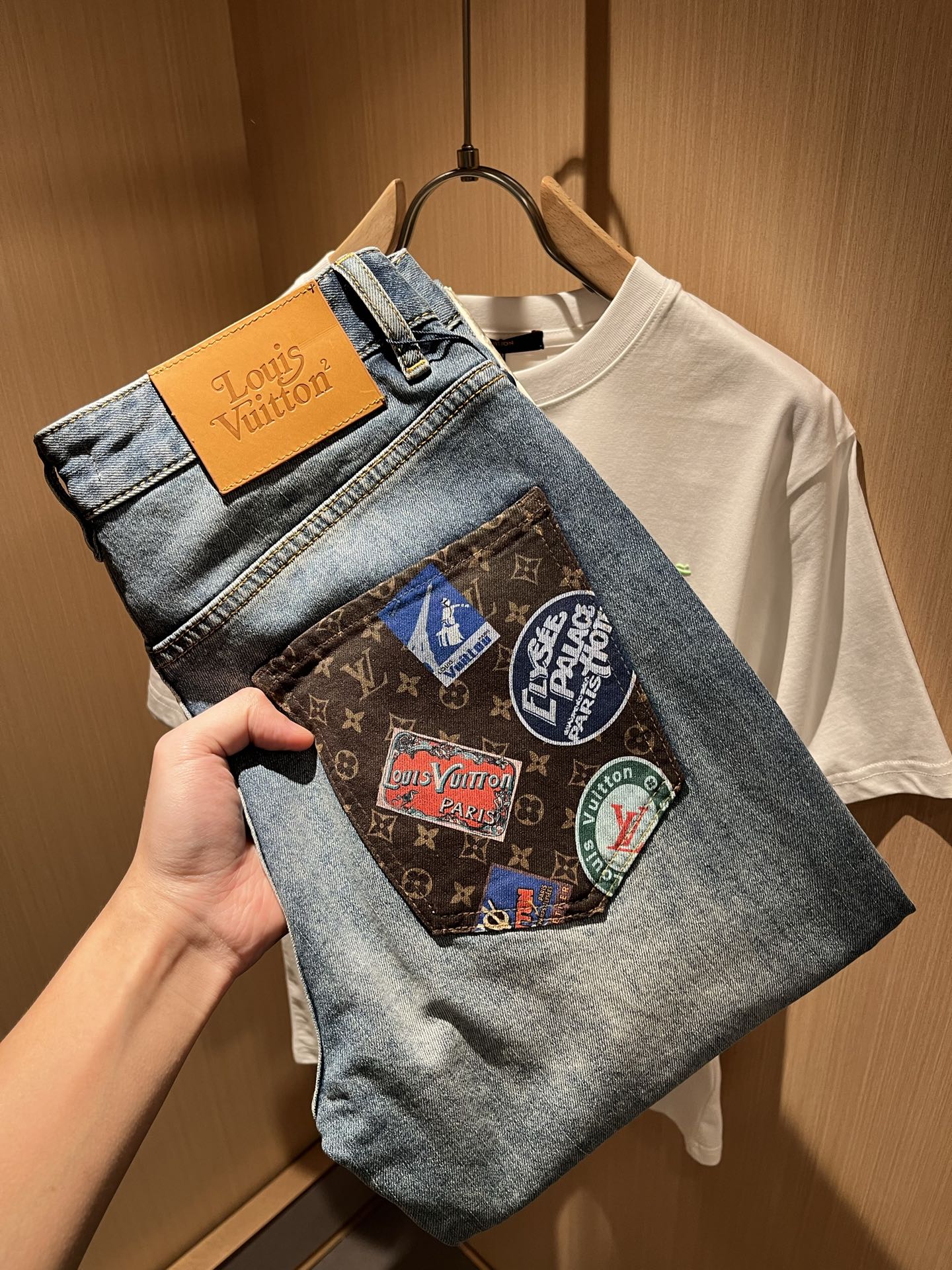 NO:527643,Louis Vuitto*Louis*Deng Spring and Summer New Men's Classic Washed Small Straight Jeans. Excellent upper body performance, a versatile choice, and a great value-for-money sharing!  !  As a classic combination of simple elements for boys, the design logo waist brand pattern decoration!  The classic jeans series of Louis on the road is a legendary item in the industry and a lasting item. Many men with senior economic strength are guests of the Louis family. Countless bigwigs have performed this sentence. This is even circulated in the fashion circle. It is made of top denim jeans. After high-end washing process, it is of great grade and luxury. Nameplate waist brand hardware logo auxiliary material design!  The fabric is excellent and comfortable on the upper body, giving people a full of trendy and fashionable atmosphere, interpreting luxury and trend to the extreme. The classic, exquisite and precise straight-tube cutting design, and the thickness can be even better across all seasons!  Size 29-3835 37, louis vuitton,louis vuitton,alexander wang19860909Louis Vuitto*路易*登春夏新款男士经典水洗小直筒牛仔长裤.绝佳的上身性能,百搭之选,超值性价比分享！！作为男生简约元素经典搭配,设计logo腰牌图案修饰！路遇路易经典仔裤系列,这个一直是业内的传奇单品,也是经久不衰的单品,很多具有资深经济实力的男人都是路易家族的座上客,无数的大佬都曾演绎过,时尚圈更是流传这么一句话,顶级丹宁牛仔面料打造而成,经高端水洗工艺处理后,极具档次与奢华感.铭牌腰牌五金logo辅料设计！面料极好上身舒适,给人满满的潮流时髦气息,将奢华与潮流感演绎到了极致,经典精湛精准的直筒版型裁剪设计,厚度更是能横跨四季必入好款！ 尺码29-3835 37,,louis vuitton,louis vuitton,alexander wang,Men's clothing