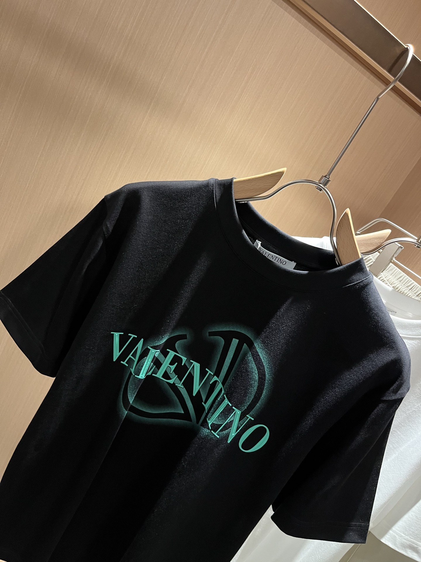   VALENTI*O华伦*奴～柜台款、2025春夏新款短袖T恤衫，胸前logo压胶设计！简单时尚而年轻