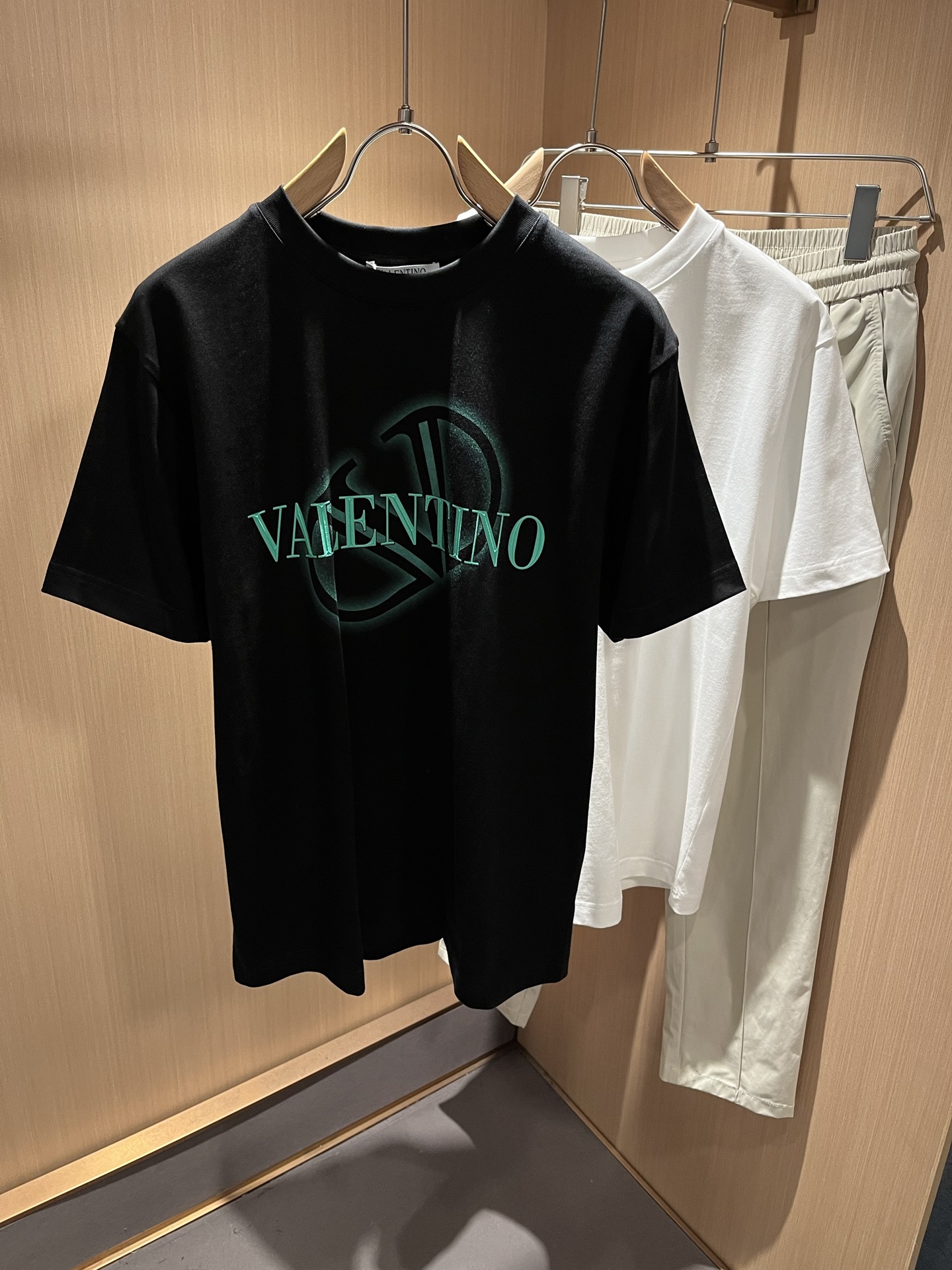   VALENTI*O华伦*奴～柜台款、2025春夏新款短袖T恤衫，胸前logo压胶设计！简单时尚而年轻