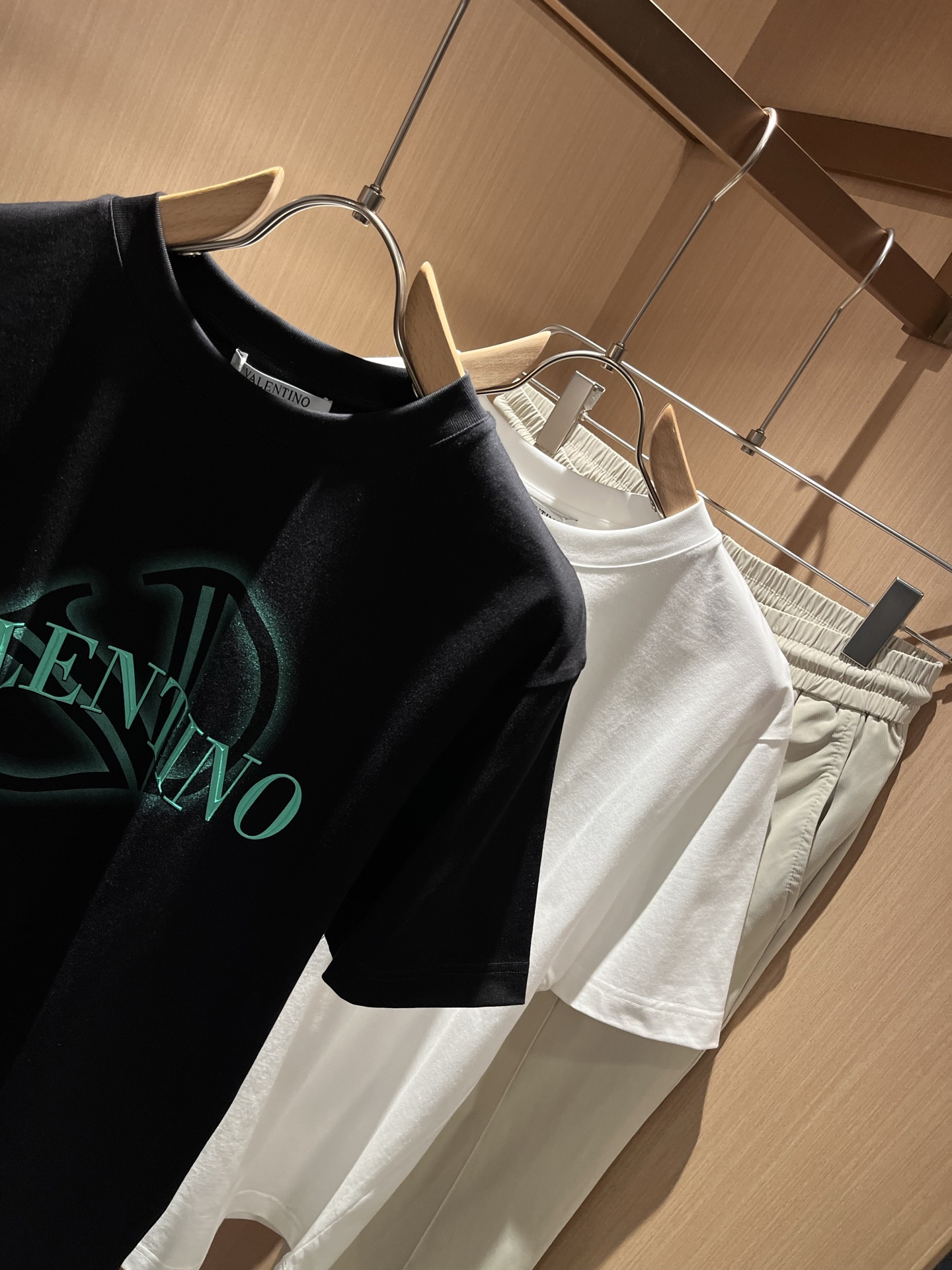   VALENTI*O华伦*奴～柜台款、2025春夏新款短袖T恤衫，胸前logo压胶设计！简单时尚而年轻