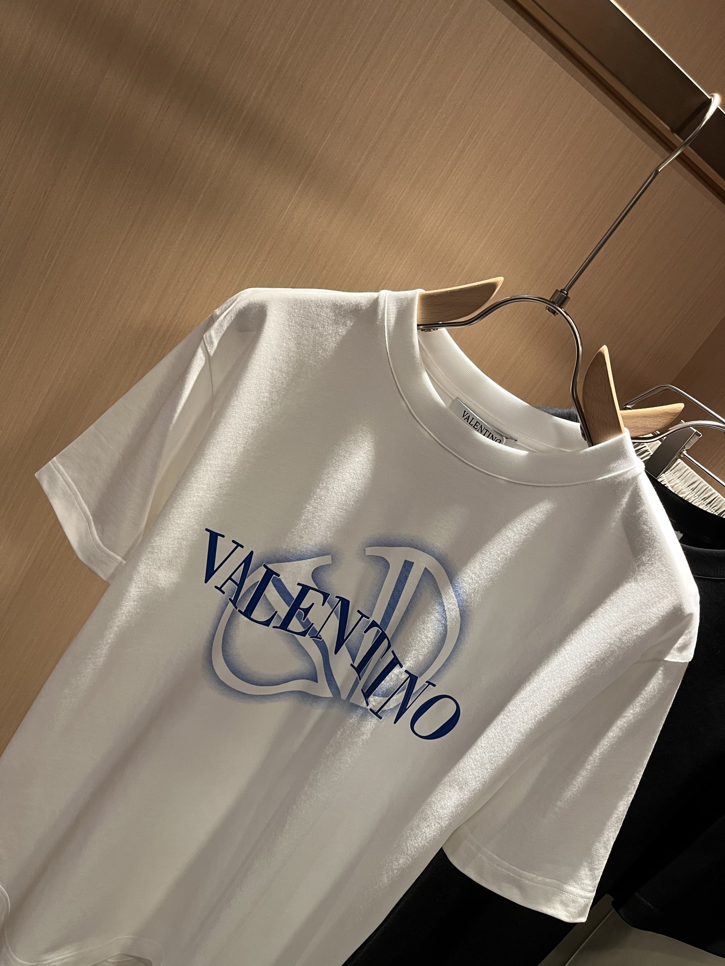   VALENTI*O华伦*奴～柜台款、2025春夏新款短袖T恤衫，胸前logo压胶设计！简单时尚而年轻