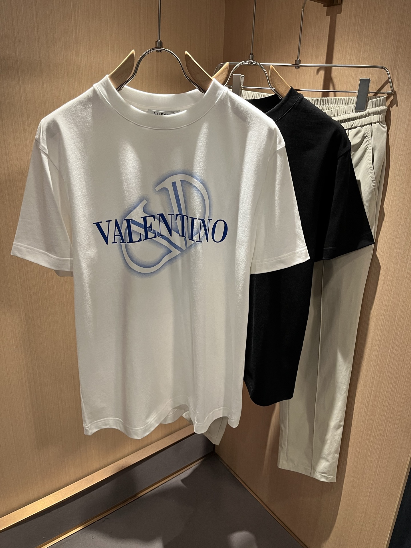   VALENTI*O华伦*奴～柜台款、2025春夏新款短袖T恤衫，胸前logo压胶设计！简单时尚而年轻