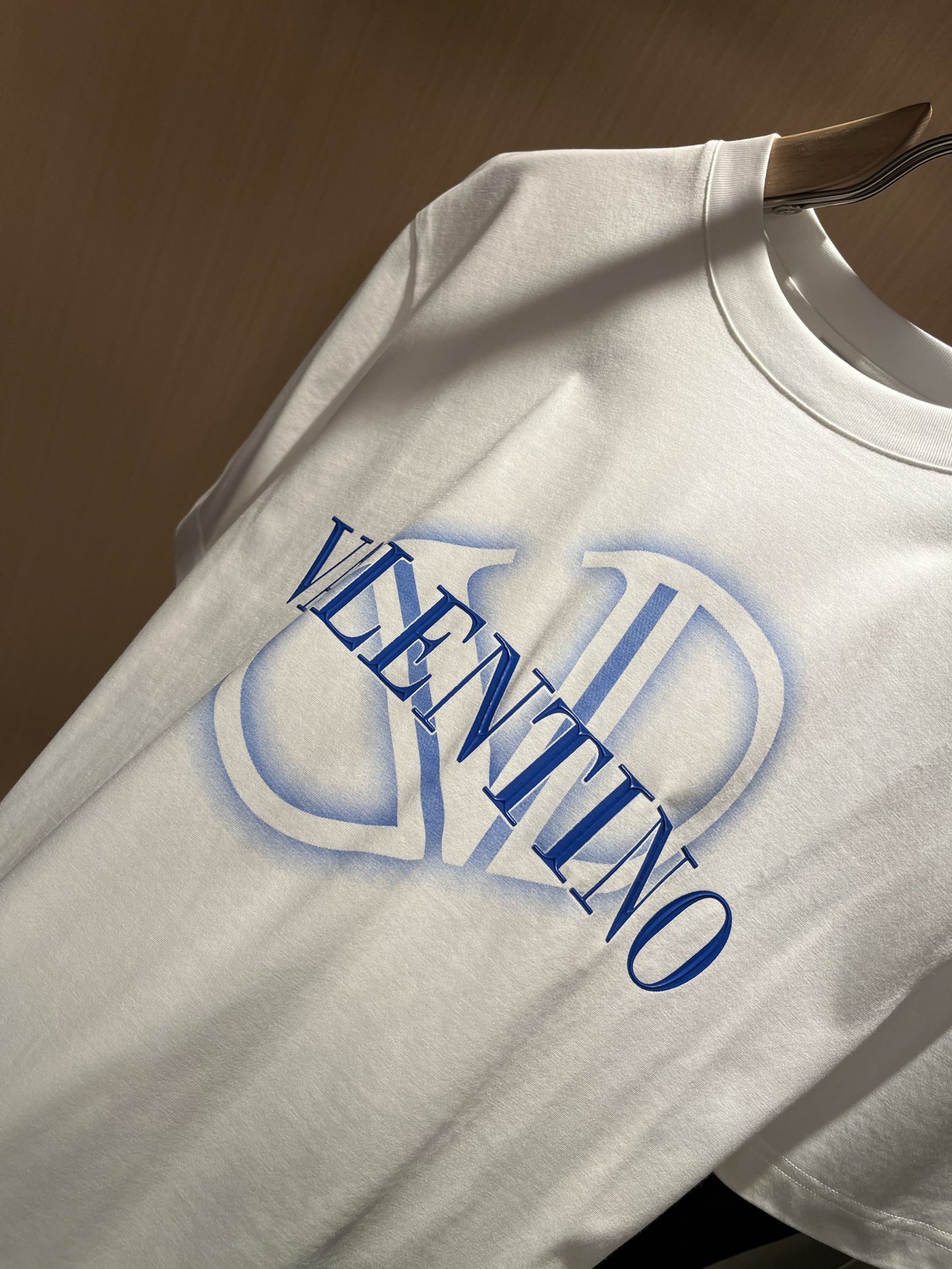   VALENTI*O华伦*奴～柜台款、2025春夏新款短袖T恤衫，胸前logo压胶设计！简单时尚而年轻