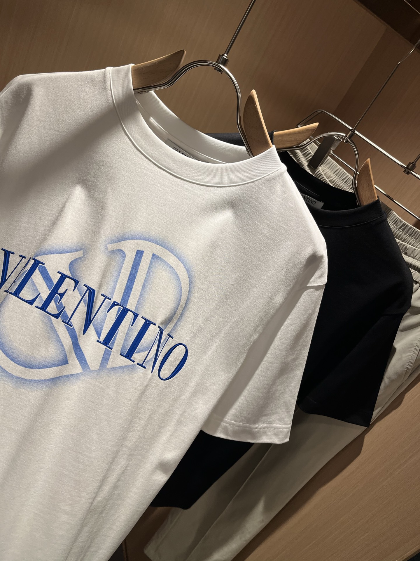   VALENTI*O华伦*奴～柜台款、2025春夏新款短袖T恤衫，胸前logo压胶设计！简单时尚而年轻
