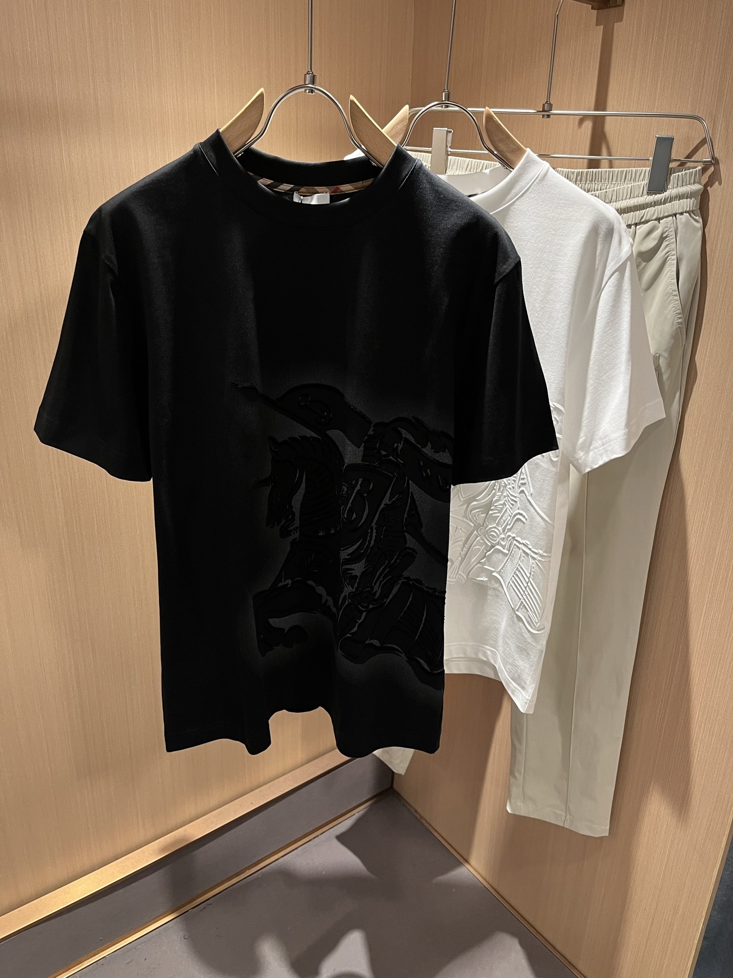 BURBER*Y巴*莉2025春夏新品男女同款👫短袖T恤,重磅来袭,最近比较火热的环保纯棉面料制作而成