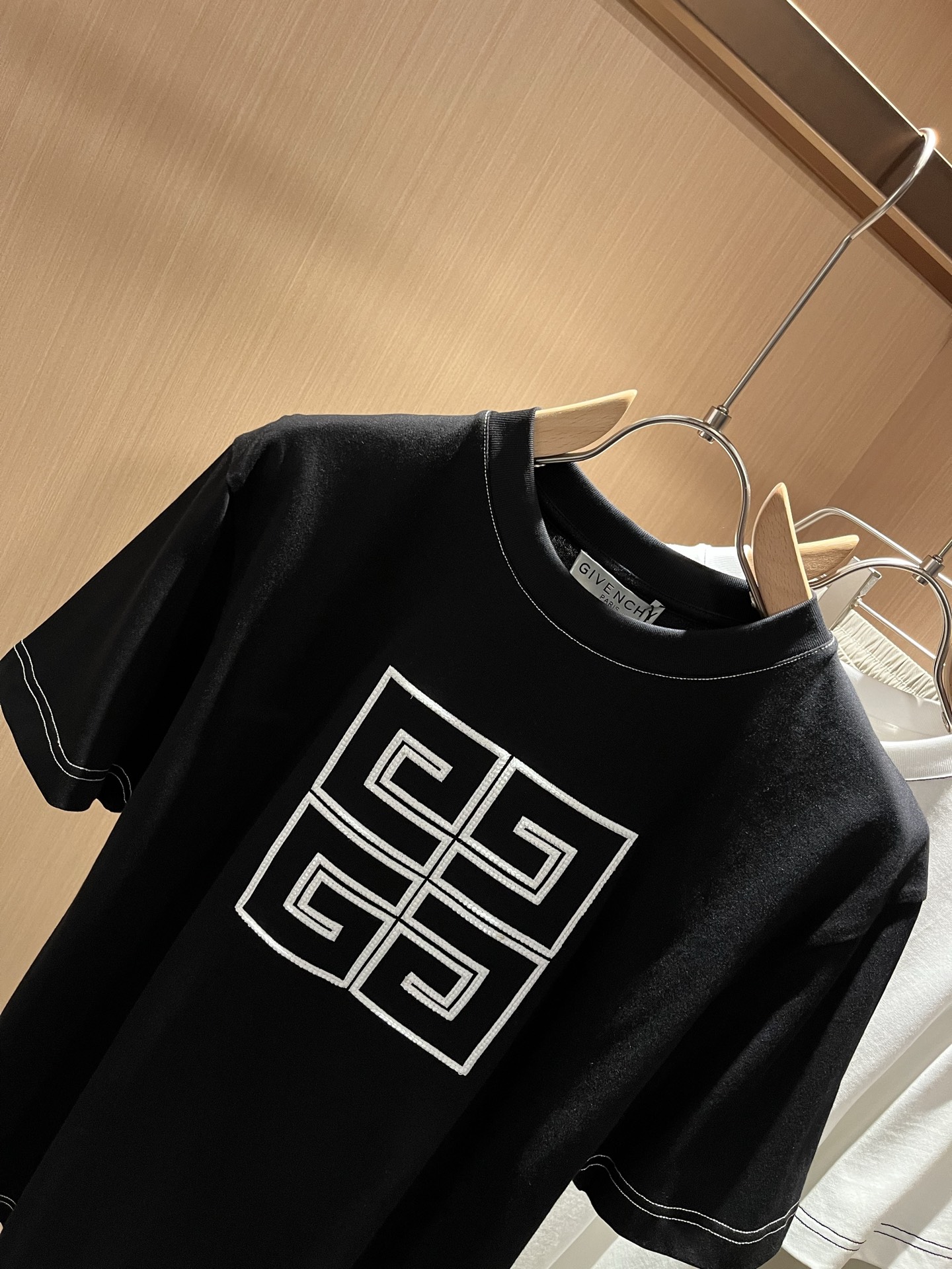  Giv*chy/纪*希2025春夏新款男女同款👫短袖T恤，主创时尚注入了全新时尚能量。通过探索各种题材