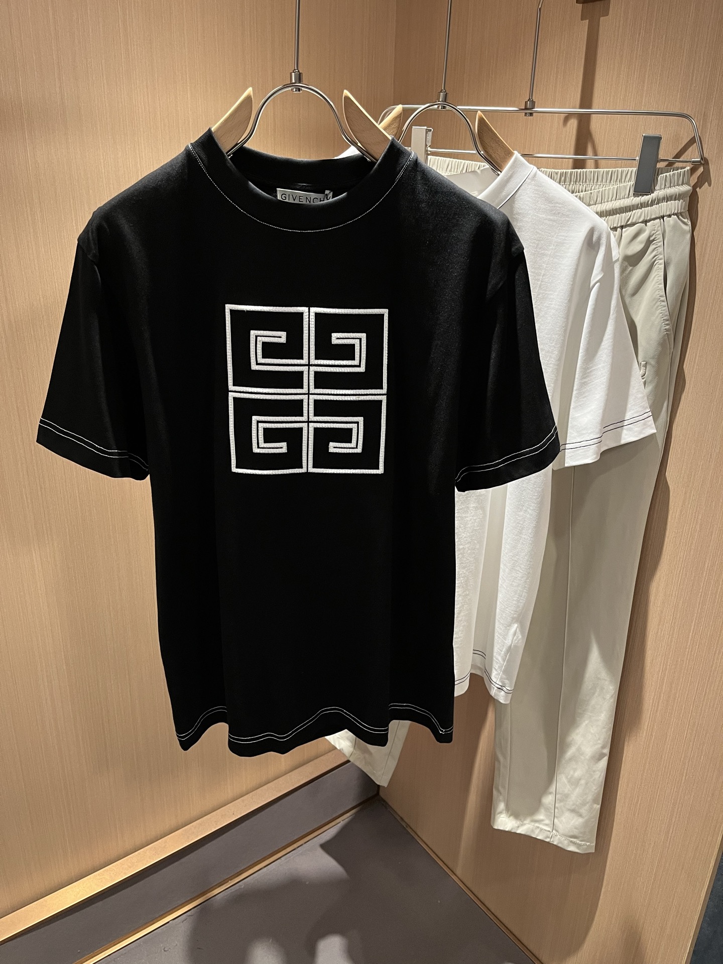  Giv*chy/纪*希2025春夏新款男女同款👫短袖T恤，主创时尚注入了全新时尚能量。通过探索各种题材