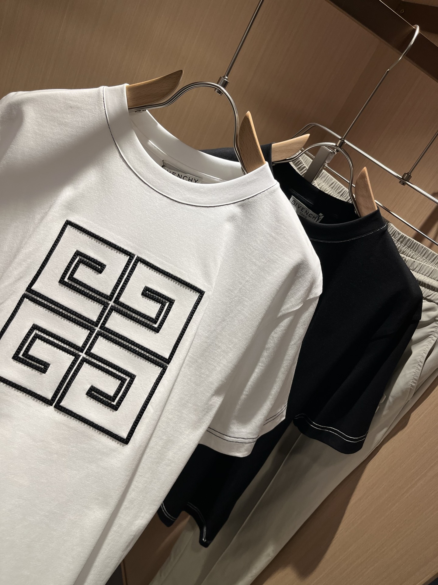  Giv*chy/纪*希2025春夏新款男女同款👫短袖T恤，主创时尚注入了全新时尚能量。通过探索各种题材