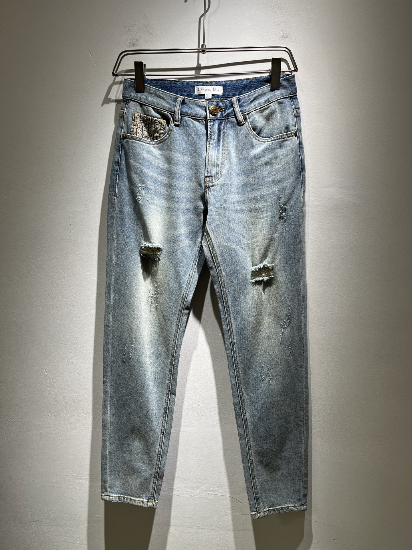 NO:162224,Dio*r Dijia 2025 spring and summer men's washing small straight jeans!  Trading company channel is awesome, excellent quality, versatile versatile pants king in the fashion circle, European and American street photography mid-to-high frequency wear demonstration, pocket design logo pressing design!  Original leather logo waist brand modification!  And it is a must-have item for luxury brands every season!  Very pure and minimalist design tone!  Adhering to the D family's consistent fashion proposition, it is quite eye-catching, and it demonstrates its ingenious craftsmanship and strongly posits its brand identity!  Customized Italian tannin fabrics are invincible in texture and have a charm, perfect style and tailoring, and excellent slimming effect. They can sweep the wardrobe and match any top set. They are widely compatible and casual, with full upper body shapes and invincible fashionable and versatile!  Size 29 -3835 37,,dior,dior,dior,jeans,alexander wang19860909Dio*r 迪家 2025春夏男士水洗小直筒牛仔裤！贸易公司渠道牛货,品相超赞,时尚圈万能的百搭裤王,欧美街拍中高频穿搭示范,口袋设计logo压胶设计！原版皮革logo腰牌修饰！且是奢侈品牌每季必出的单品！非常纯粹极简的设计基调！秉承了D家一贯的时尚主张,颇具看点,即彰显了匠心工艺又有力的标榜了品牌身份！客供意大利定制丹宁面料,质感无敌赞,颇具韵味,版型剪裁完美,提臀修身显瘦效果极佳,可横扫衣橱任何的上装搭配,兼容性广泛,休闲兼备,上身型款十足,无敌的时髦百搭神品！尺码29 -3835 37,,dior,dior,dior,jeans,alexander wang,Men's clothing