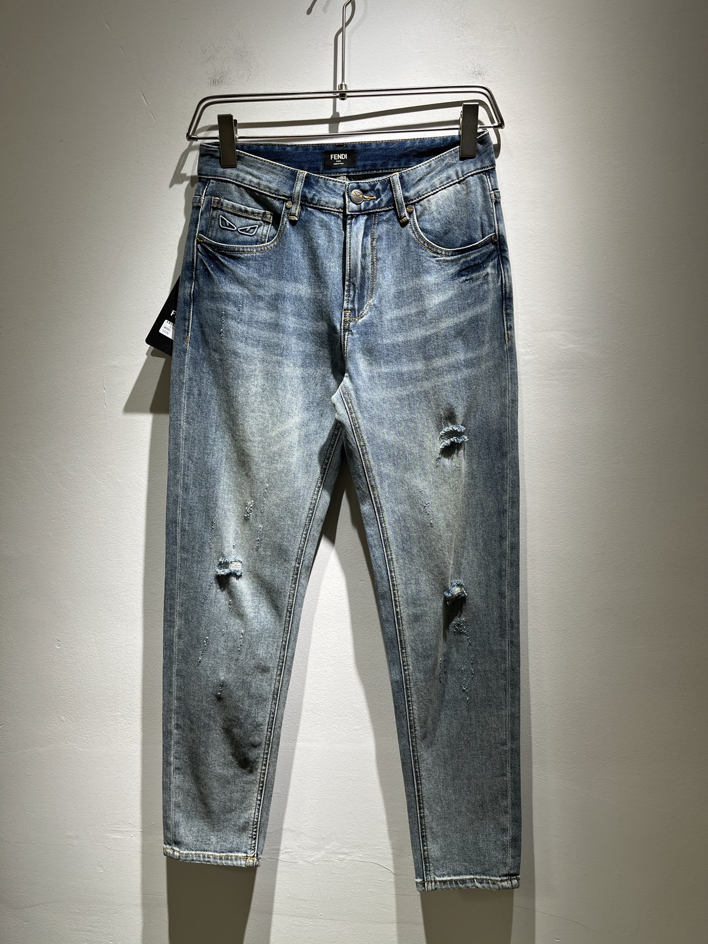 NO:162227,FEN*I FEN*Di Spring and Summer New FD Home Casual Jeans!  Original Italian orders, popular FD family items, high-quality products with full representation and full of specifications, high-quality products that all FD fans are worth buying!  Pure Yidian channel orders, high-end and popular products from the FD family, very popular items at the moment, FD's iconic hardware and leather logo waist brand design!  !  Trendy and beautiful, full of trendy atmosphere, extremely high grade and specifications, giving people a strong visual impact, with extremely high recognition, top-grade denim fabric, created, soft, delicate and comfortable, and the quality is quite high-end and classy!  Perfectly interprets the charm of the brand and leaves a deep impression. It is more fashionable and charming, simple, generous and fashionable, and has no pressure on the outfit!  Size 29-3835 37, fendi,dior,jeans,alexander wang19860909FEN*I 芬*迪2025春夏新款FD家休闲牛仔裤！意大利原厂订单,FD家族人气单品,代表性十足,规格感十足的精品,所有FD粉丝都值得抢购的精品！纯正意代渠道订单,FD家族的高奢人气爆款产物,当下十分火爆的单品,FD标志性五金皮革logo腰牌设计！！新潮又好看,潮流气息感十足,档次规格感极高,给人的视觉冲击感相当强烈,有着极高的辨识度,顶级丹宁面料,打造,触感柔软细腻舒适,品相相当高级有档次！完美诠释品牌魅力,给人留下深刻印象.更具时尚与韵味,简约大方时尚,对于穿搭更是毫无压力！尺码29-3835 37,,fendi,dior,jeans,alexander wang,Men's clothing