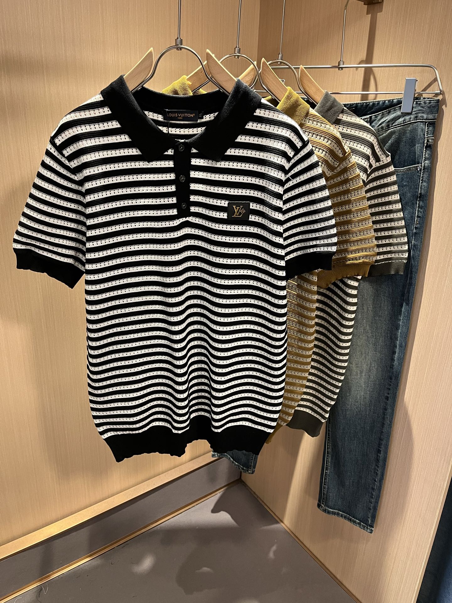 NO:144039,Louis Vuit*on Spring and Summer 2025 Louis Family Light Luxury Lapel Knit Short Sleeve!  The new high-end Louis family has always been so flawless in detail, and creative designs are endless. Letter logo leather pattern design!  It is something that everyone loves. It is made of top-quality ice silk blend, super soft and tough, and has excellent breathability. It comes from world-class trade-level OEM channels, with extremely rare quantity and no help after selling out. The three-dimensional logo presents an extraordinary texture, clean and neat. This is the special skill of the Louis family and the latest craftsmanship this quarter. The degree of meticulousness has reached the top, and the slim three-dimensional tailoring design is a unique combination of luxury and fashion!  Size M-4XL021015, louis vuitton,louis vuitton,t-shirt,alexander wang19860909Louis Vuit*on 2025春夏路易家族轻奢翻领针织短袖！路易家族的新高端,细节品质永远的那么完美无瑕,创意设计层出不穷.字母logo皮革图案设计！实属人见人爱的东西.顶级冰丝混纺打造,超级柔软且具有韧性,透气感也是绝佳.来自世界级贸易级别的代工厂渠道,数量极其稀少售完无补.立体Logo呈现不一般的质感,干净俐落.这是路易家族的看家绝活也是本季度的最新工艺.细致化程度已经达到顶端了,修身立体剪裁的版型设计堪称一绝.属于奢华与时尚的融合！尺码M-4XL021015,,louis vuitton,louis vuitton,T-shirt,alexander wang,Men's clothing