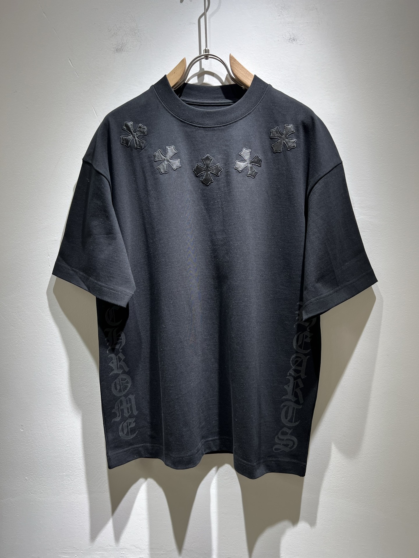 NO:162220,Chrome Hear*s 2025 spring and summer new product for men and women the same style as gram* heart short-sleeved T-shirt, recommended for cracked walls!  The fashionable and arrogant Chrome Hear*s is favored by the whole world. The 2025SS hits the hottest version, the classic short-sleeved T-sleeved T-sleeved leather logo glue-pressed design!  Full of fashionable luxury style, exuding a charming sense of art!  Large and lazy, high-end exclusive wash water pure cotton material for customer supply!  Super comfortable upper body!  Large oversized shoulder-falling!  Men and women are the same style!  Size S-2XL, chrome hearts, T-shirt,tees, t-shirt,alexander wang19860909Chrome Hear*s 克*心 2025春夏新品男女同款克*心短袖T恤,墙裂推荐！时尚傲娇的Chrome Hear*s,被全世界宠幸着.2025SS引爆款,经典克*心元素断绝短袖T,皮革logo压胶设计！充满了时尚的奢华风,散发着迷人的艺术感！宽大慵懒,客供高端专属洗水纯棉材质！上身超级舒适！大廓形大落肩！男女同款入！尺码S-2XL,,chrome hearts,T-shirt,tees，t-shirt,alexander wang,Men's clothing