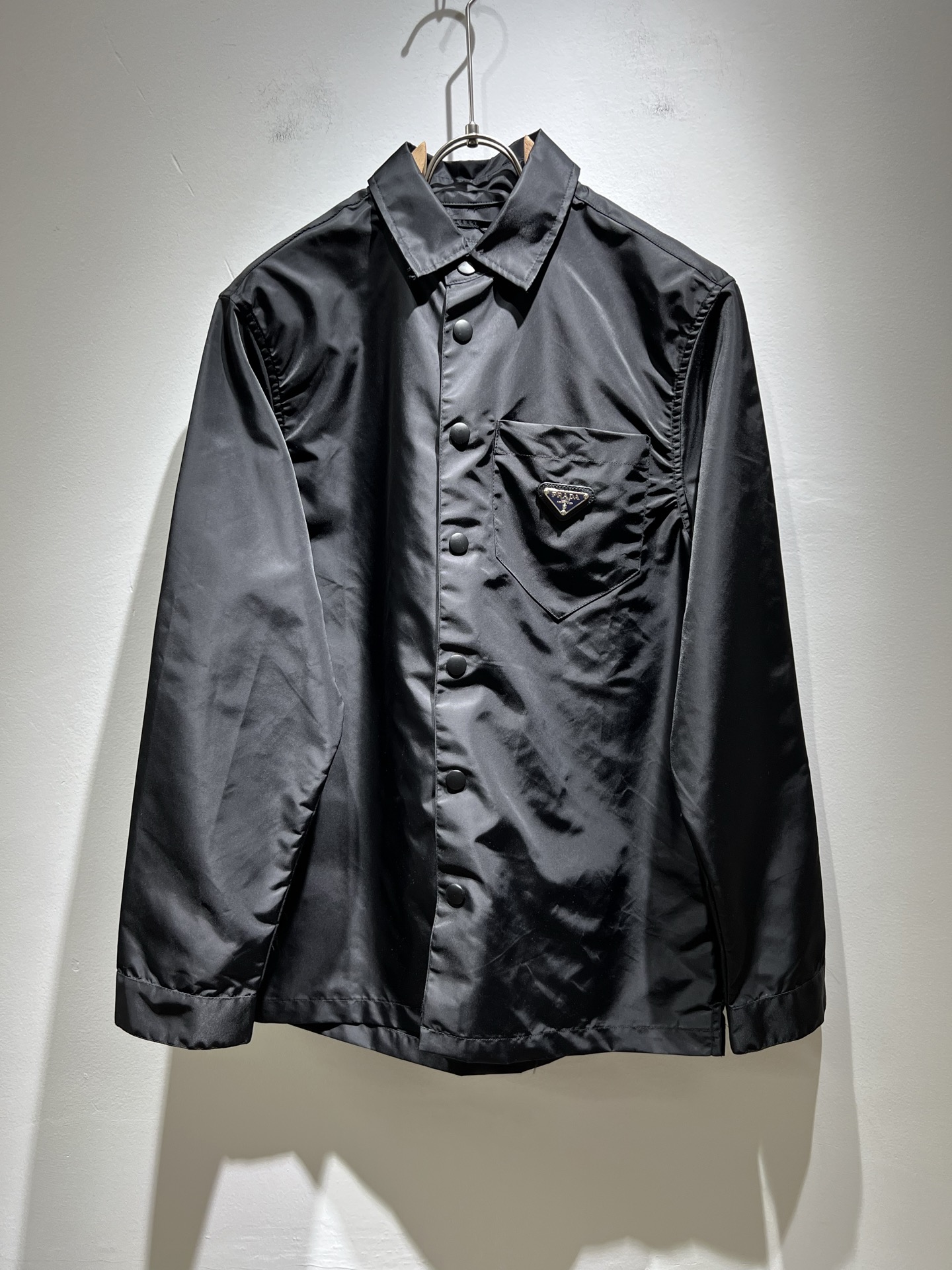 NO:162217,PRAD*A Pu*da 2025 early spring new casual men's shirt, the latest fashionable casual body logo hardware modification!  Trading companies have sparse channels and are released on the official website at the same time. The most anticipated high-quality products are coming, with high-end customized pure cotton materials!  Let you feel what is truly high luxury and connotation! This model is made of P-made professionally customized nylon fabric. The surface is neat and smooth and shiny. The texture is obvious through the screen. It perfectly enhances the overall luxury and class, and can get a high-end luxury atmosphere at a glance! Basic regular style cutting, the upper body is versatile and simple, and it is easy to deal with various occasions and environments. It is undoubtedly a must-have item for daily commuting! Size M~2XL, prada, alexander wang19860909PRAD*A普*达2025早春新款休闲男士衬衣,最新时尚休闲衣身logo五金修饰！贸易公司渠道稀出,同步官网发售,男神最为期待的精品狠货重磅来袭,高端定制纯棉材质！让你感受到什么叫真正的高奢有内涵!此款选用了P家专业定制尼龙面料制成,表面整洁光滑且富有光泽,质感透过屏幕都显而易 完美提升了整体的奢华档次感,一眼就能Get到的高端奢华气息!基础常规的版型裁剪,上身百搭简约不挑人,轻松应对各种场合与环境,属于日常通勤必备的臻品无疑!尺码M～2XL,,prada,alexander wang,Men's clothing