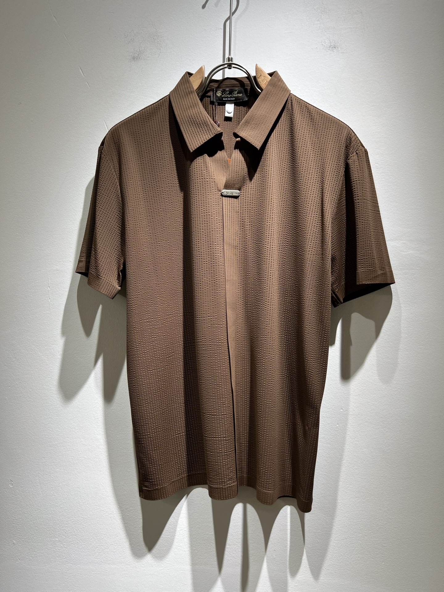 NO:159646,Loro Piana Nouyou Pianya The latest trade order lapel long-sleeved shirt for men in spring and summer 2025, full quality!  !  Designed with logo hardware pattern!  The upper body is comfortable and breathable, not stiff, and the overall three-dimensional feeling is rich, with quality export orders, customized exclusive fabric tailoring to meet the simple needs of commuters for dressing. The upper body is very effective, it looks slim and not picky about the figure. The fabric workmanship... Improper, good craftsmanship can make you look good and tasteful, a must-have item for everyone!  Size M-4XL, loro piana, alexander wang19860909Loro Piana诺悠翩雅 2025春夏男士最新的贸易订单翻领长袖衬衣,全品相！！采用logo五金图案设计！上身舒适透气,不僵硬,整体有着丰富的立体感,品质出口订单,定制专属面料剪裁,满足通勤人们对于着装的简约需求,上身效果很好,显瘦,不挑剔身材.面料做工....无可挑剔,好工艺好面料才能穿出好品味一款,人手必备单品！尺码M-4XL,,loro piana,alexander wang,Men's clothing