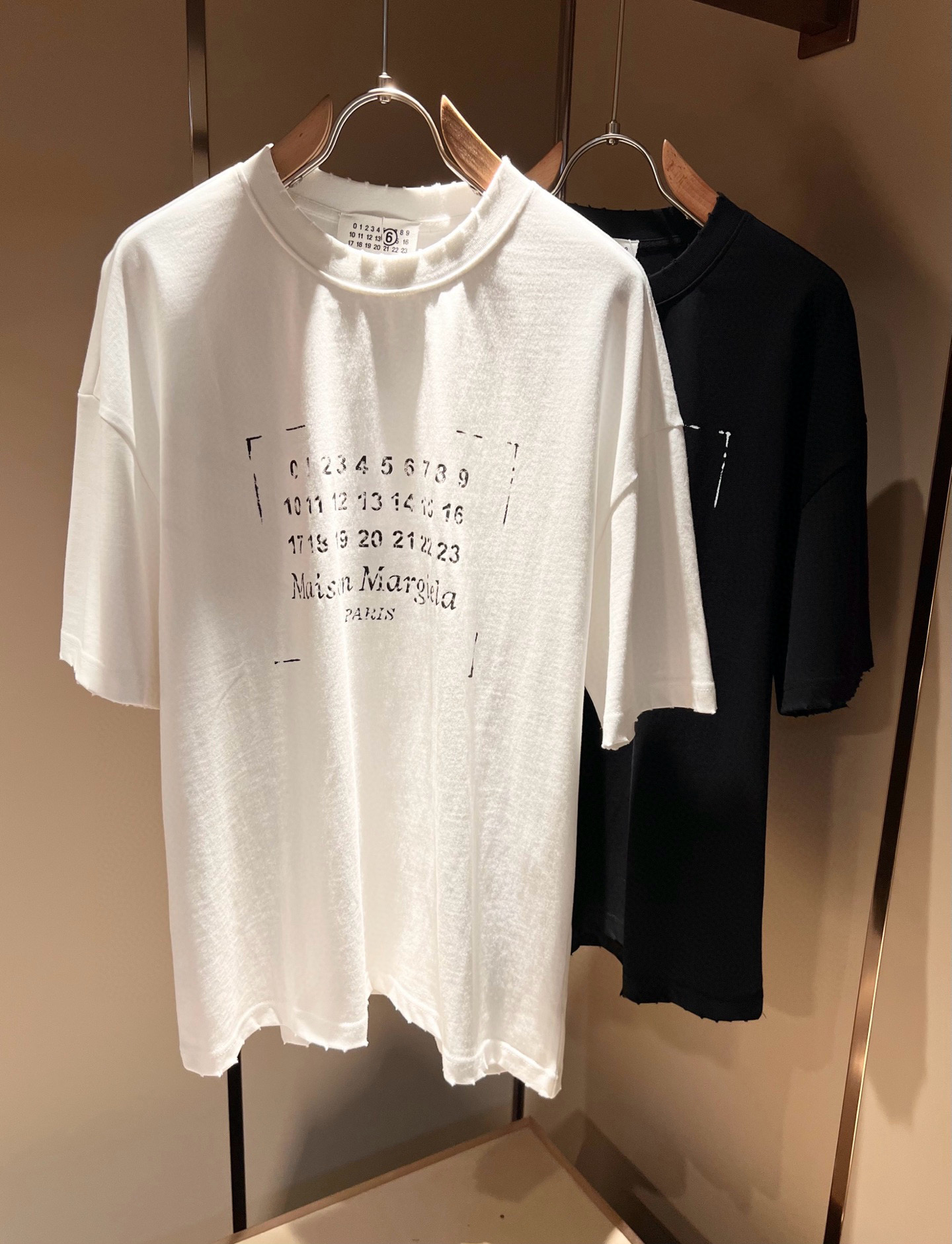 NO:144539,Maison Margiel 2025 spring and summer new short-sleeved T-shirt for men and women, and the counter is available at the same time!  Customized exclusive wash water pure cotton fabric, chest logo pattern printing design!  Simple and generous, calm and versatile, extremely high-end, perfectly integrated with fashion and style, a top fashionable style that perfectly suits the outside wear!  The overall feeling is natural!  Extremely classic versatile casual pants, customized original cotton fabric!  The ultimate perfection of heavy industry!  Fans who pursue high quality are please buy them by themselves, and all fans who know the goods are invited to appreciate this model together!  !  Size S-2XL, Masion Margiela, T-shirt,tees, t-shirt,alexander wang19860909马吉拉 maison margiel 2025春夏新款男女同款短袖T恤,专柜同步发售！定制专属洗水纯棉面料,胸前logo图案印花设计！简约大方,从容百搭,档次极高,完美融入时尚还有风情感一款完美符合外穿的顶尖时髦气质款！整体给人浑然天成的感觉！极致经典的百搭型休闲裤,定制原版纯棉面料！极致的重工极致的完美！追求高品质的粉丝们请自行抢购,诚邀所有识货的粉丝一同鉴赏此款！！尺码S-2XL,,masion margiela,T-shirt,tees，t-shirt,alexander wang,Men's clothing